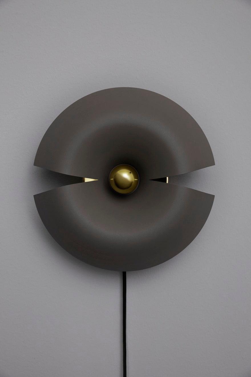 Lampa ścienna CYCNUS taupe – AYTM