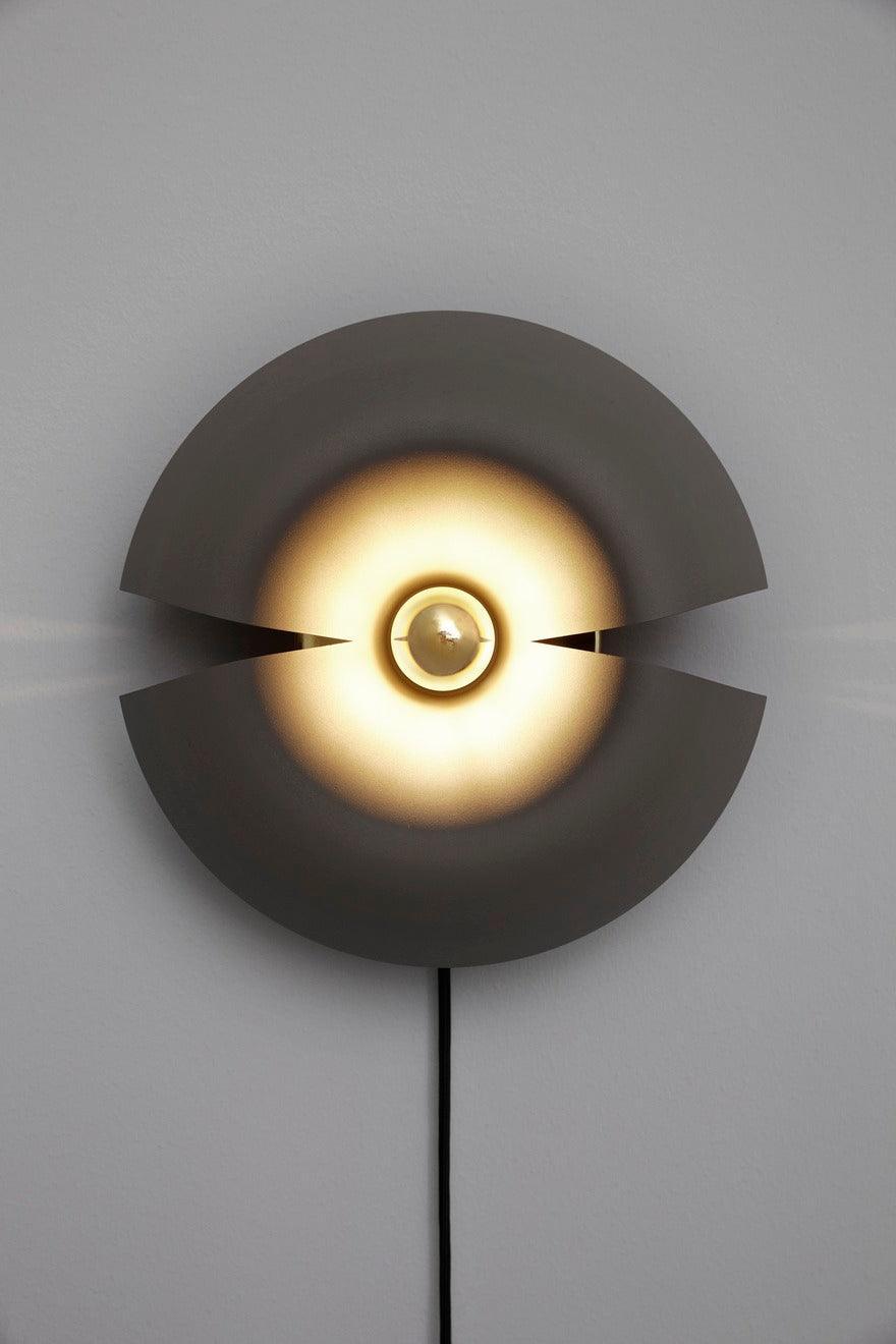 Lampa ścienna CYCNUS taupe – AYTM
