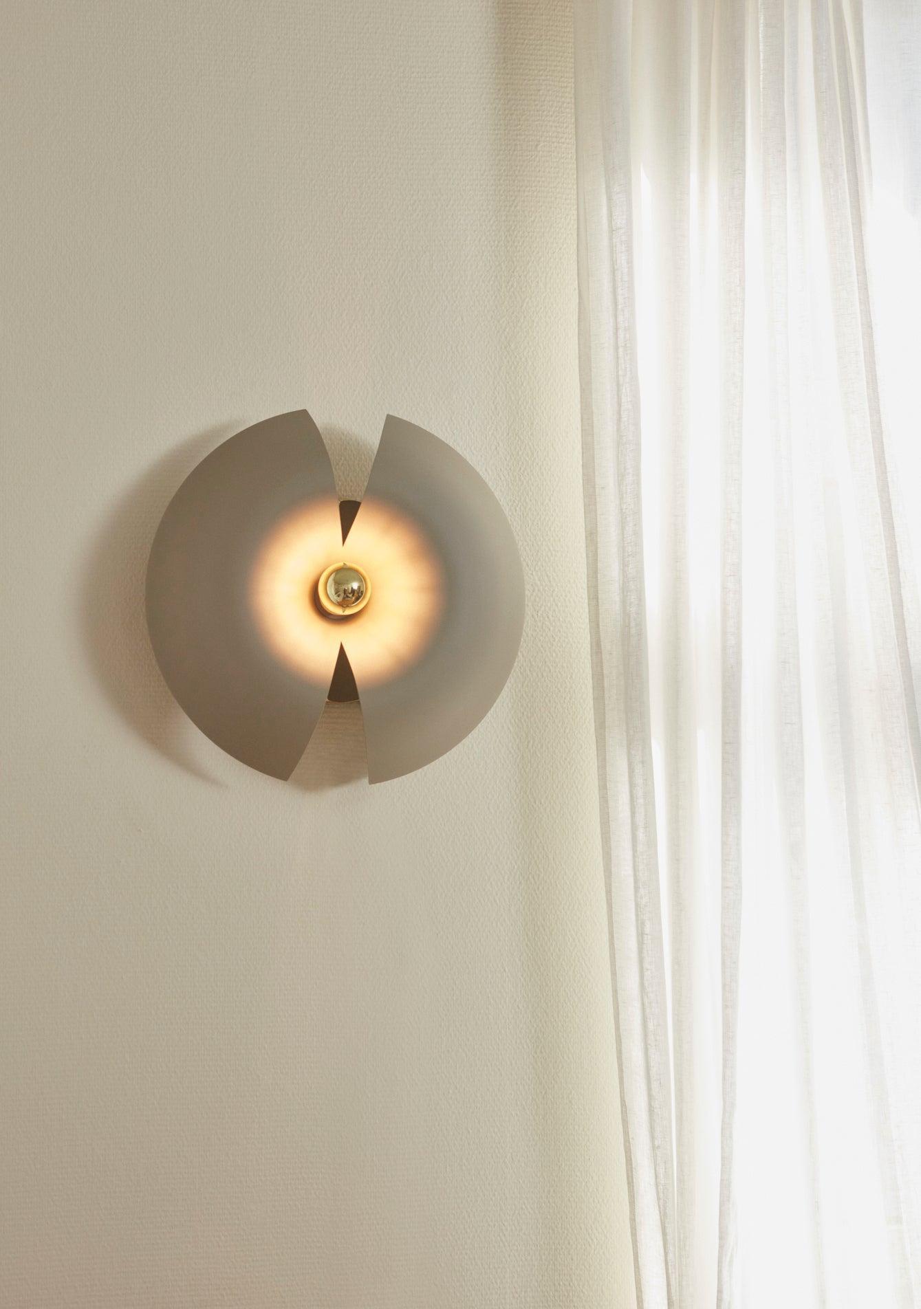 Lampa ścienna CYCNUS taupe – AYTM