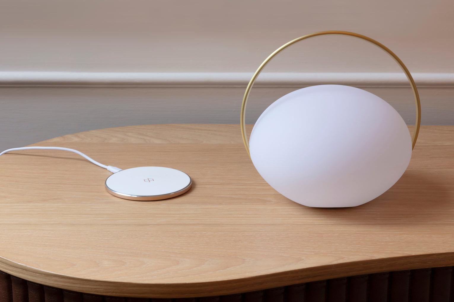 Lampa stołowa przenośna ORBIT mleczny ze złotym UMAGE Eye on Design