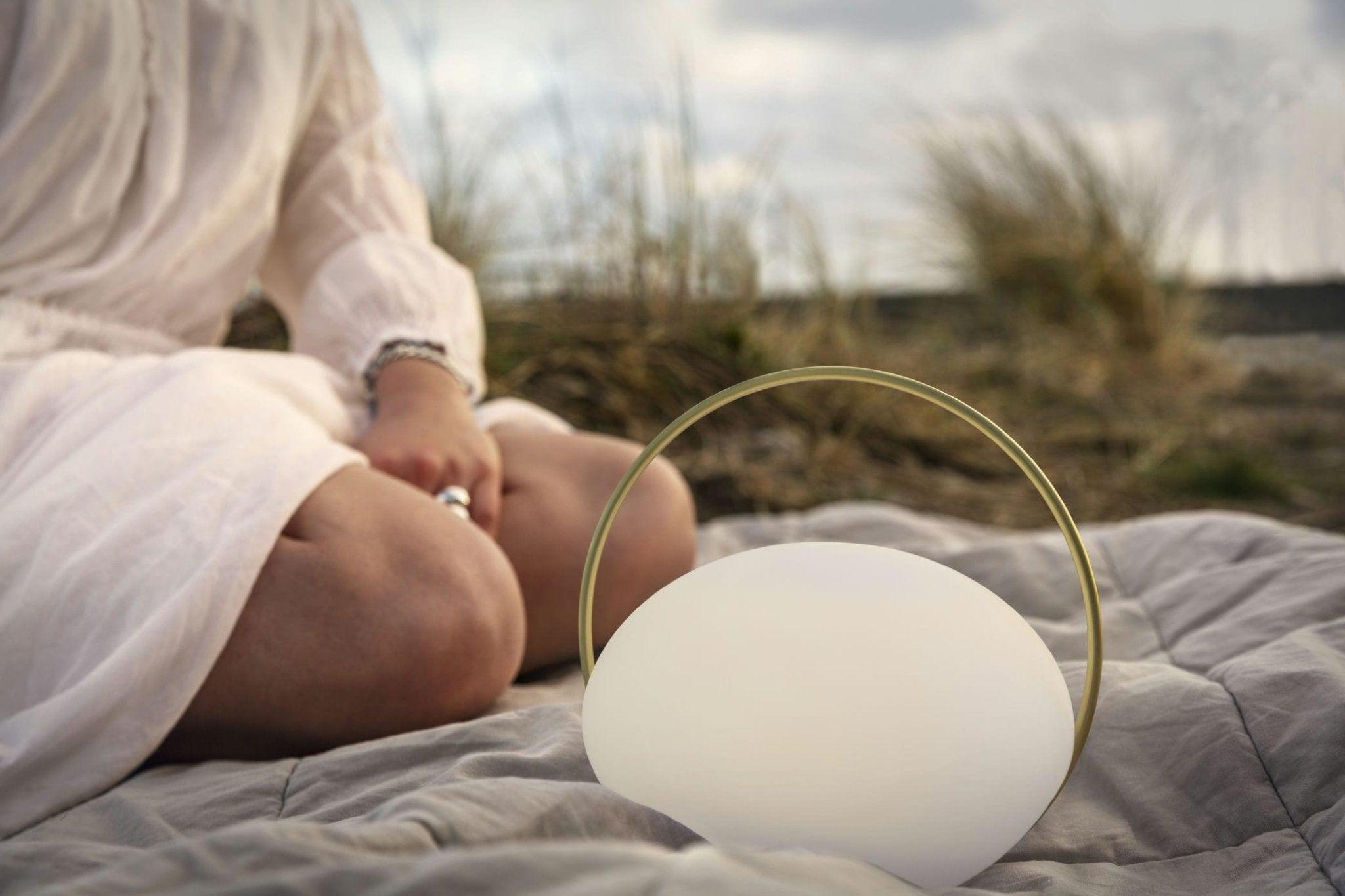 Lampa stołowa przenośna ORBIT mleczny ze złotym UMAGE Eye on Design