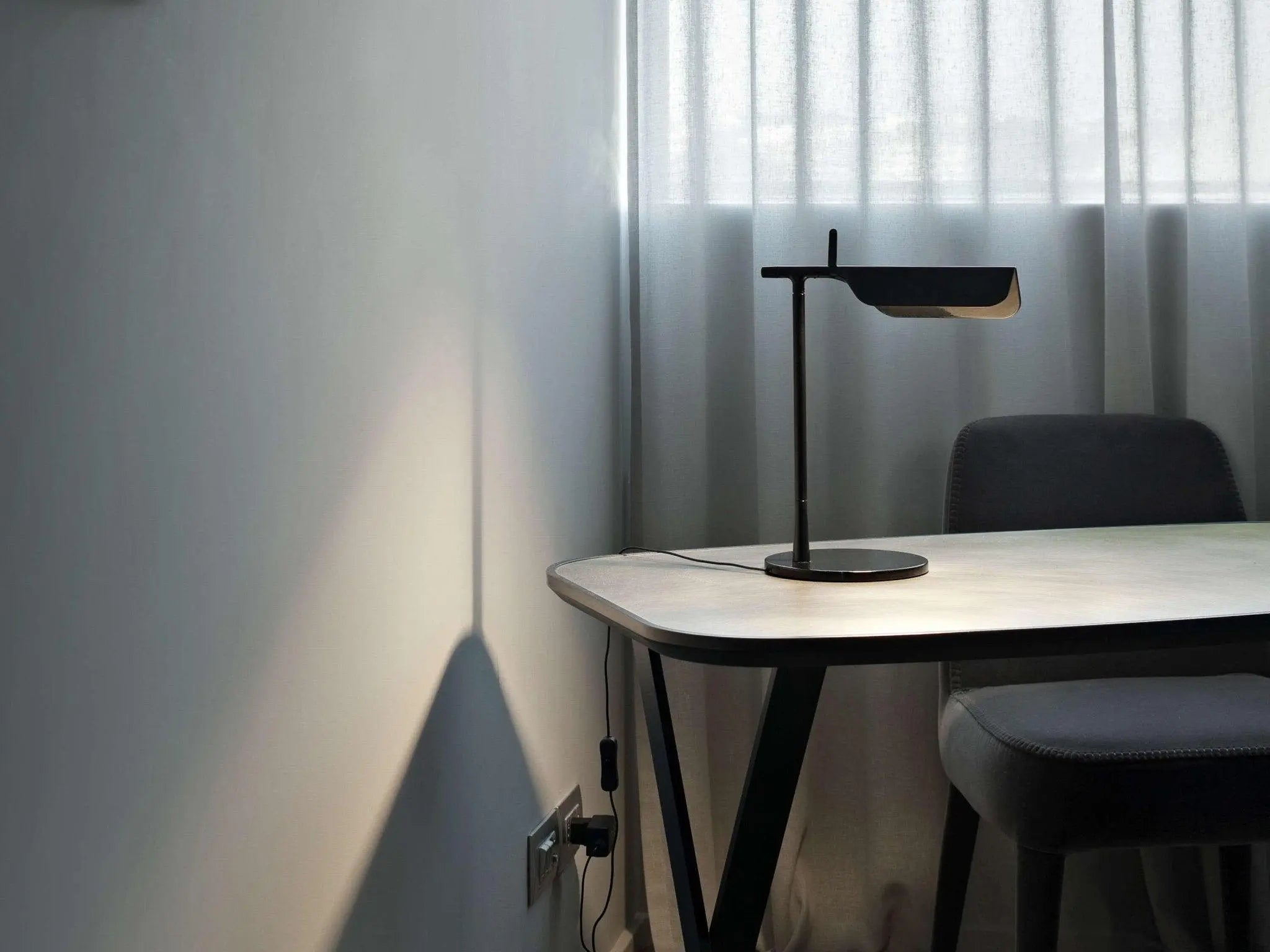 Lampa biurkowa TAB czarny, marka Flos