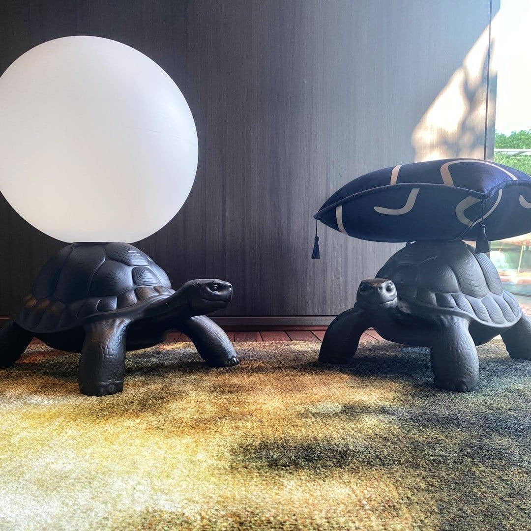 Lampa TURTLE CARRY czarny Qeeboo Eye on Design