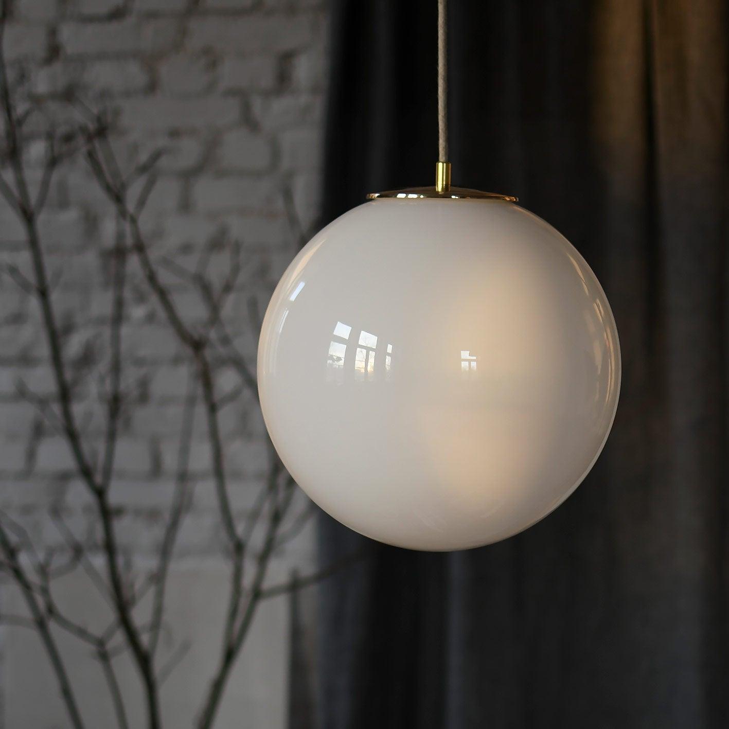 Lampa wisząca BIAŁA KULA nikiel Embassy Interiors Eye on Design