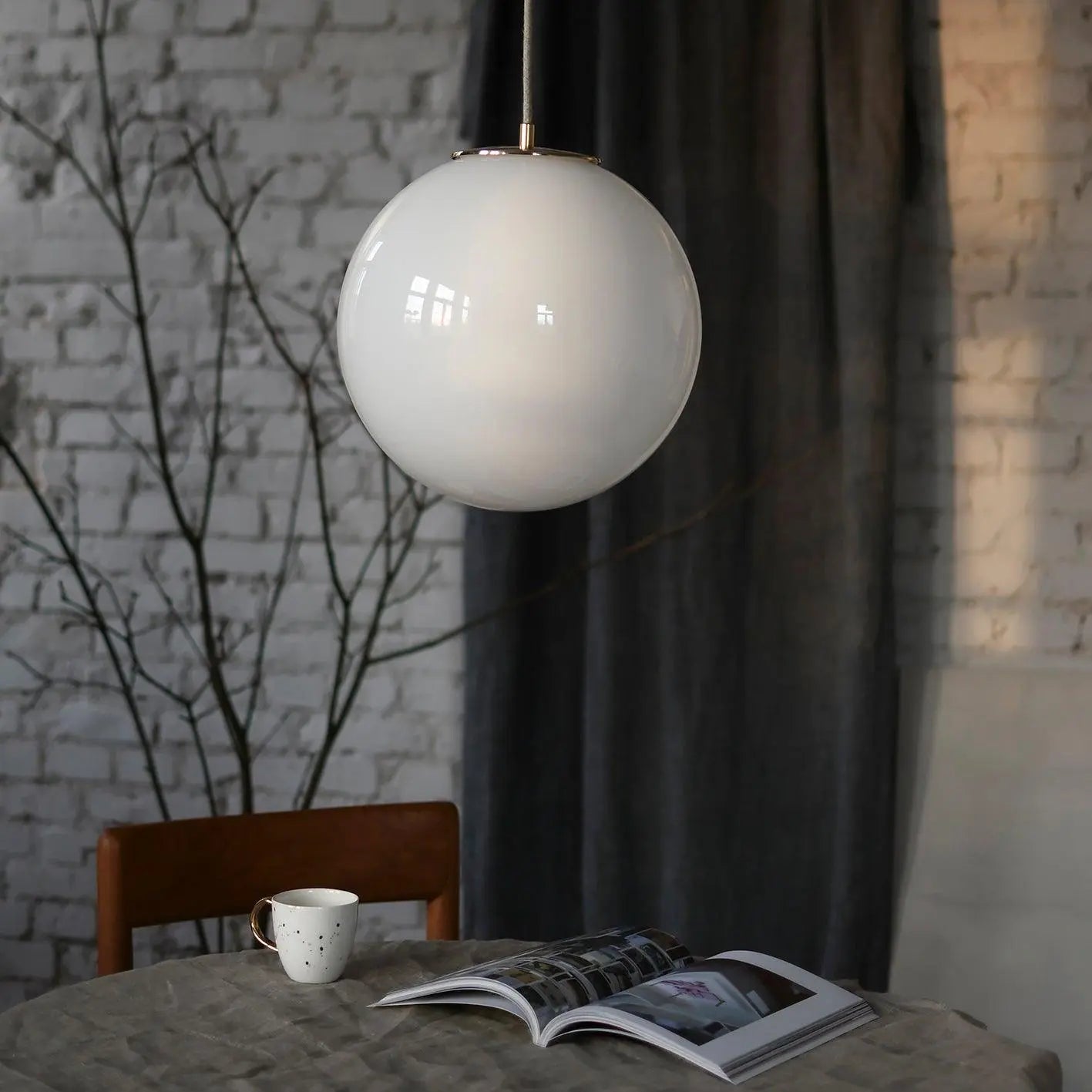 Lampa wisząca BIAŁA KULA nikiel, marka Embassy Interiors