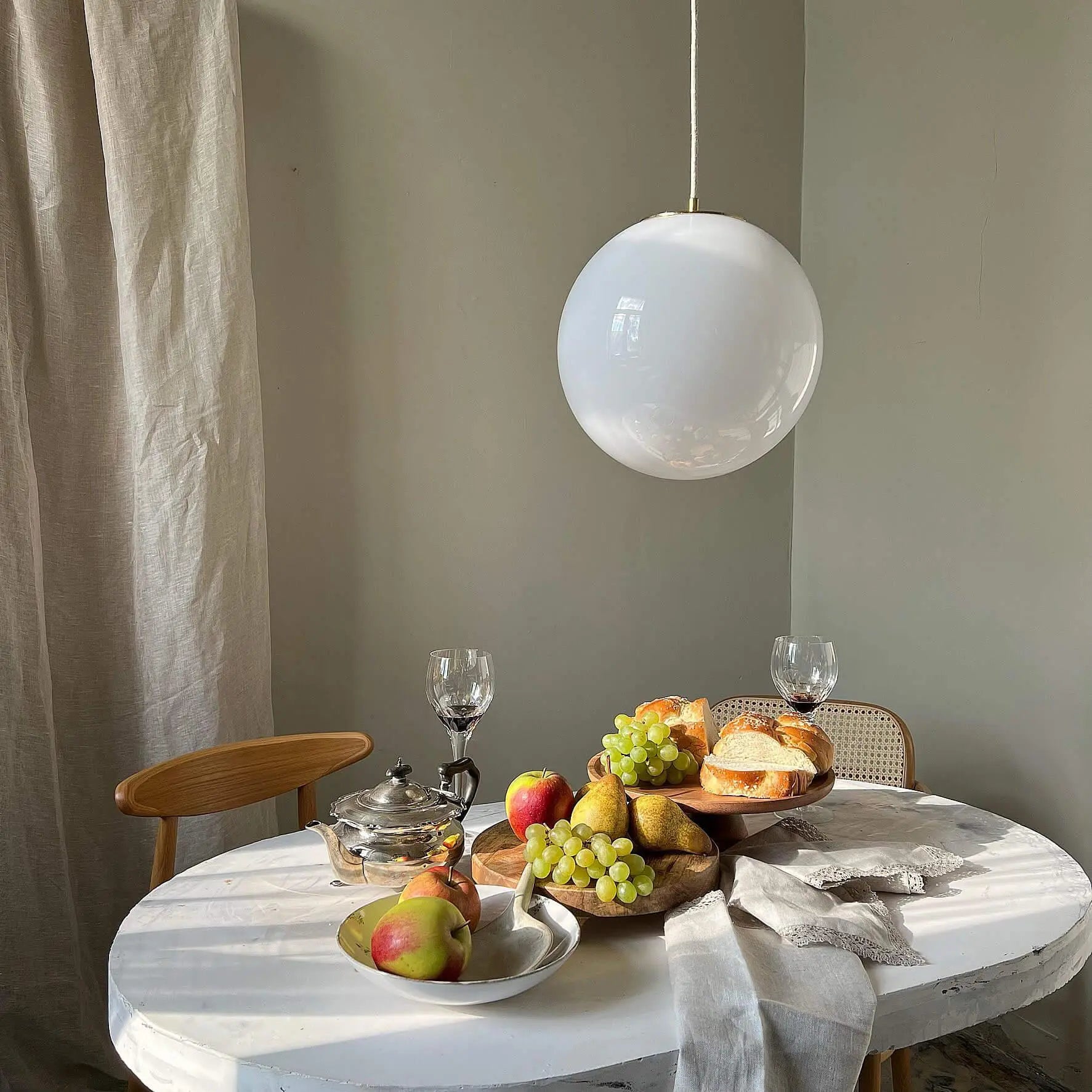 Lampa wisząca BIAŁA KULA nikiel – szkło, Embassy Interiors