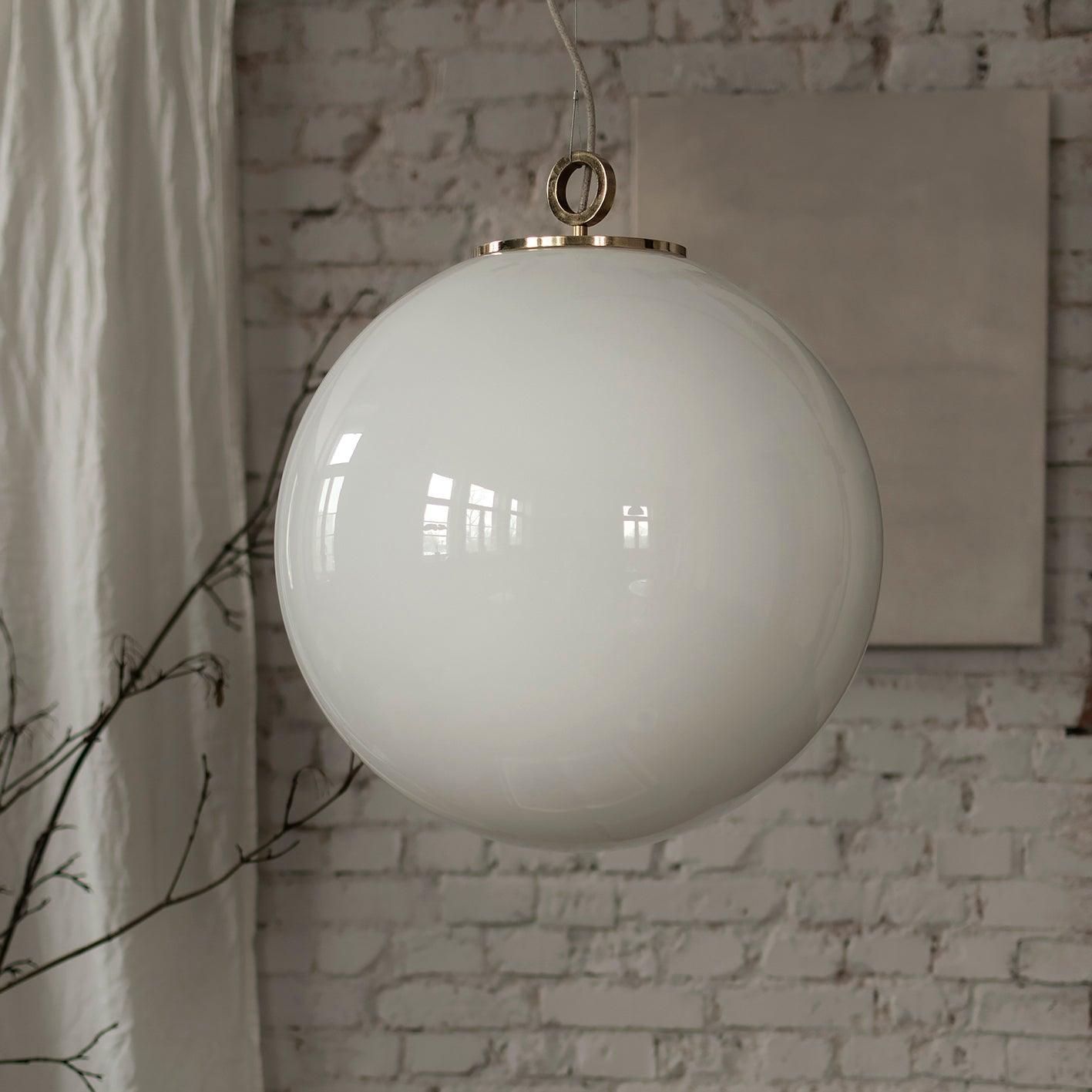 Lampa wisząca duża BIAŁA KULA mosiężny Embassy Interiors Eye on Design