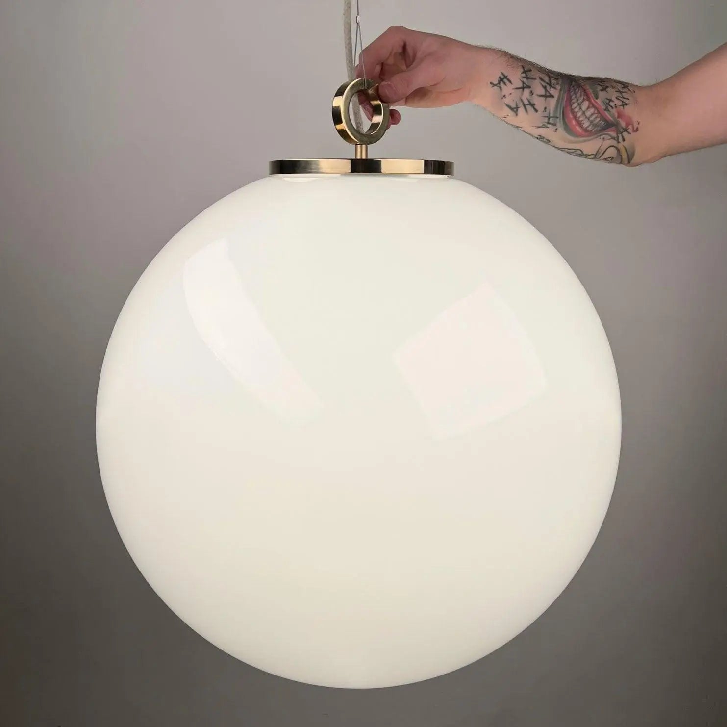 Lampa wisząca duża BIAŁA KULA nikiel – mosiądz i szkło