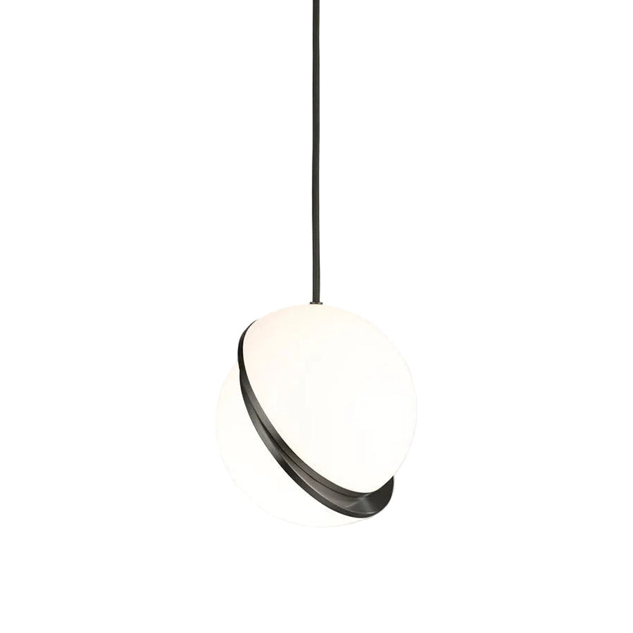 Lampa wisząca CRESCENT opalowy klosz z czernionym mosiądzem