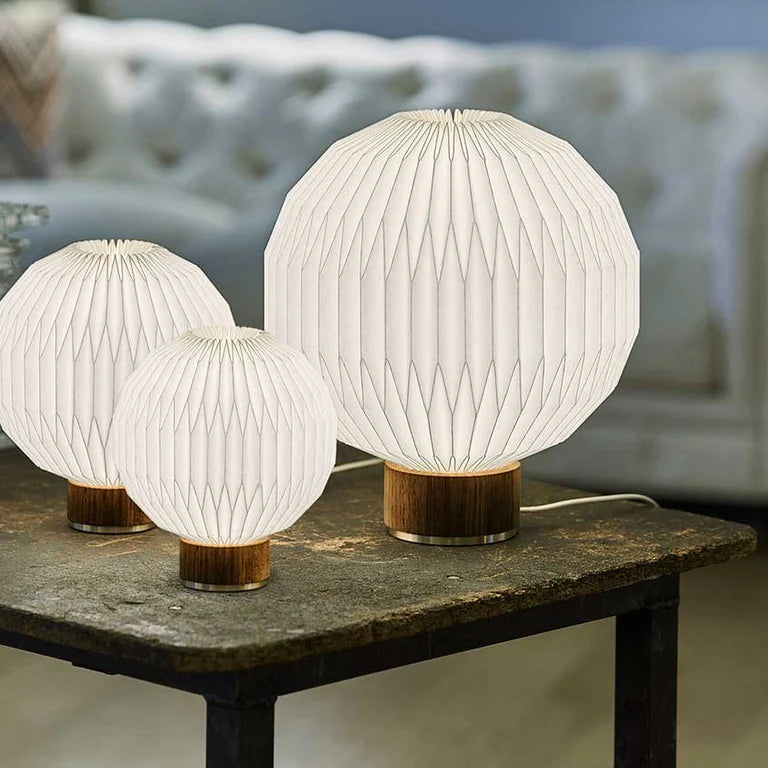 Tischlampe MODEL 375 weiß mit rauchigem Eichenfuß