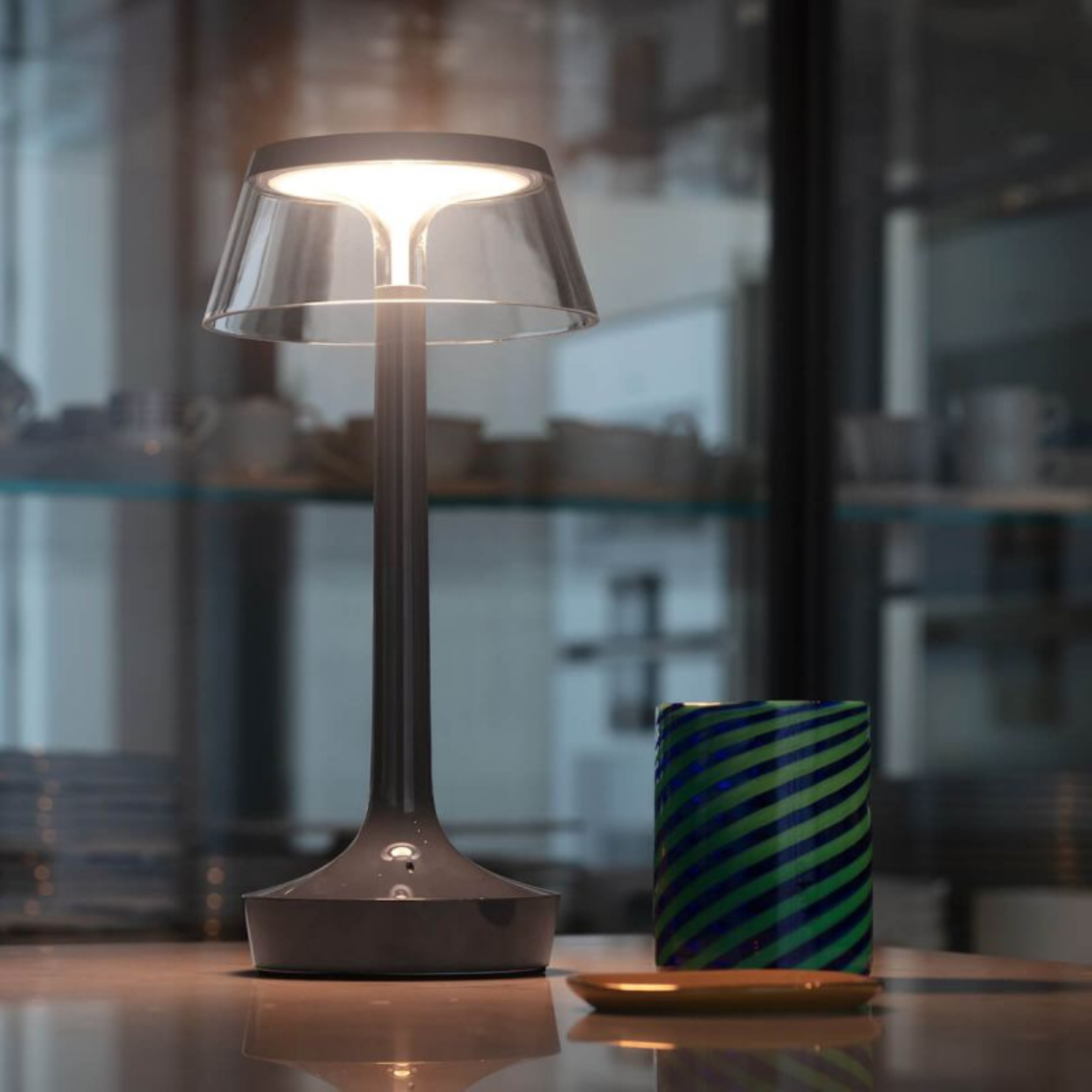 Lampa przenośna BON JOUR UNPLUGGED szary z transparentnym abażurem – Flos