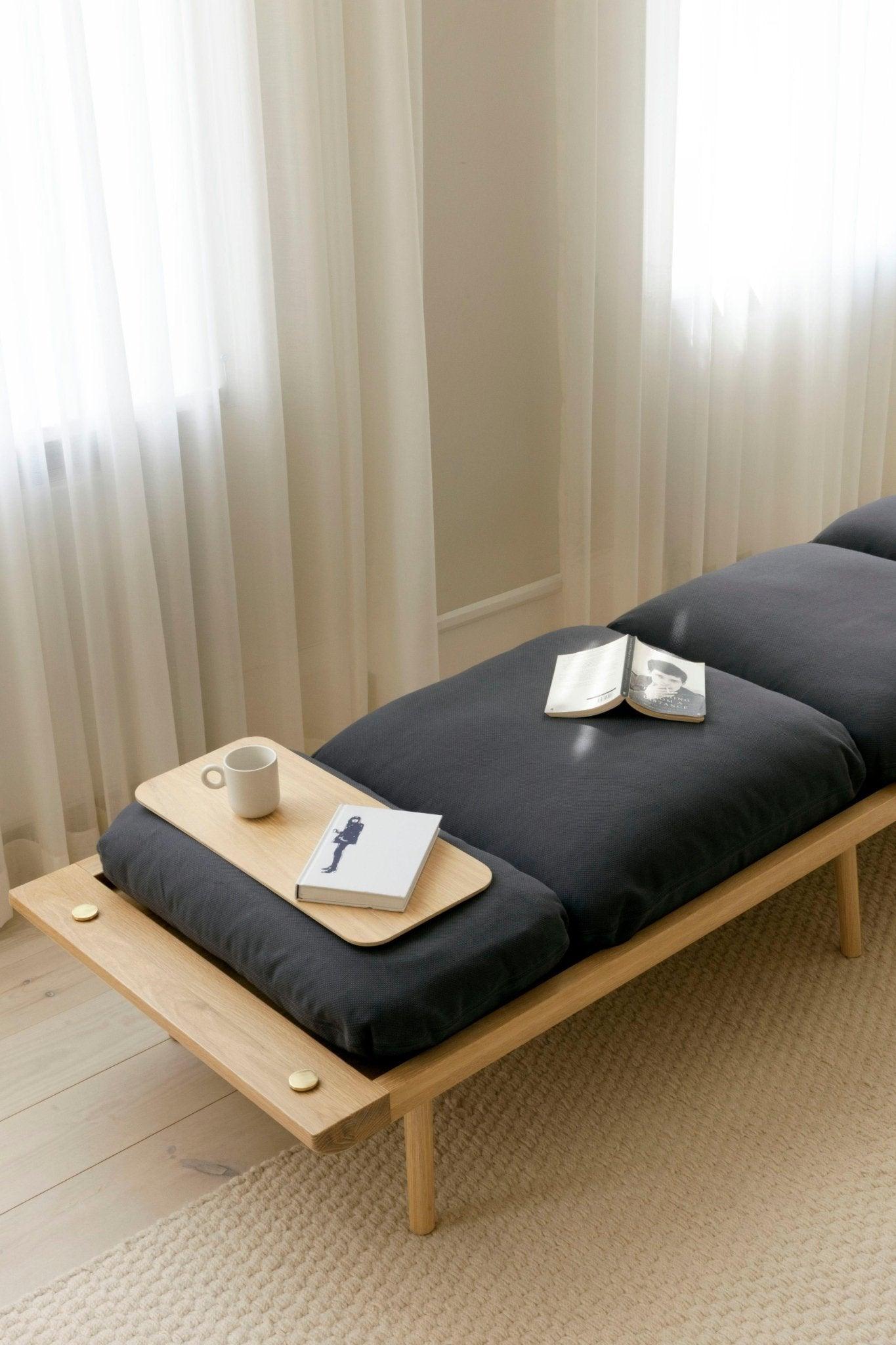 Leżanka LOUNGE AROUND beżowy z ciemno dębową podstawą UMAGE Eye on Design