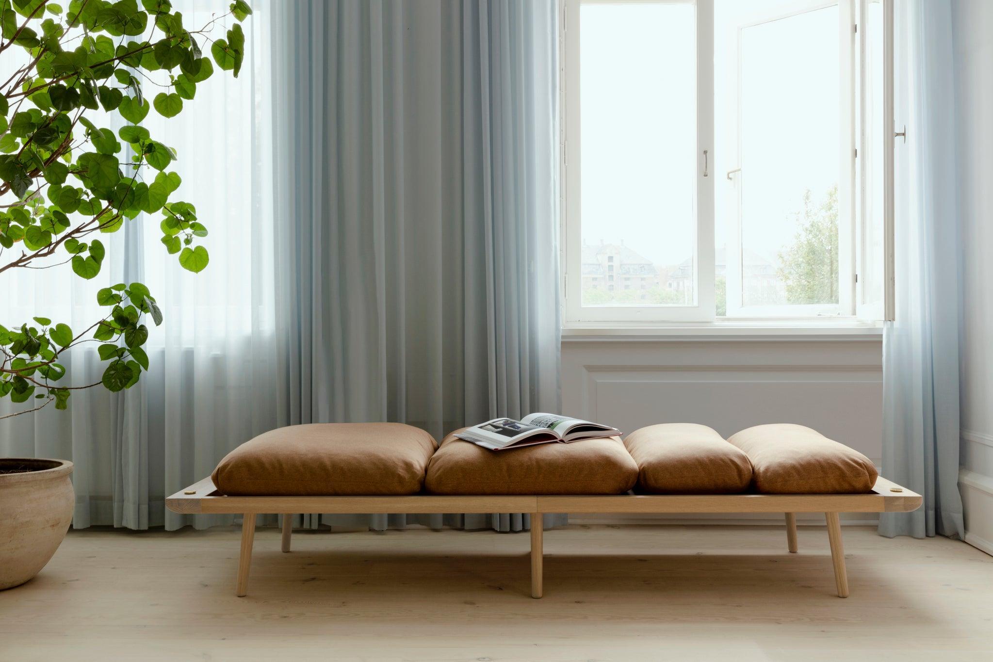 Leżanka LOUNGE AROUND karmelowy z dębową podstawą UMAGE Eye on Design