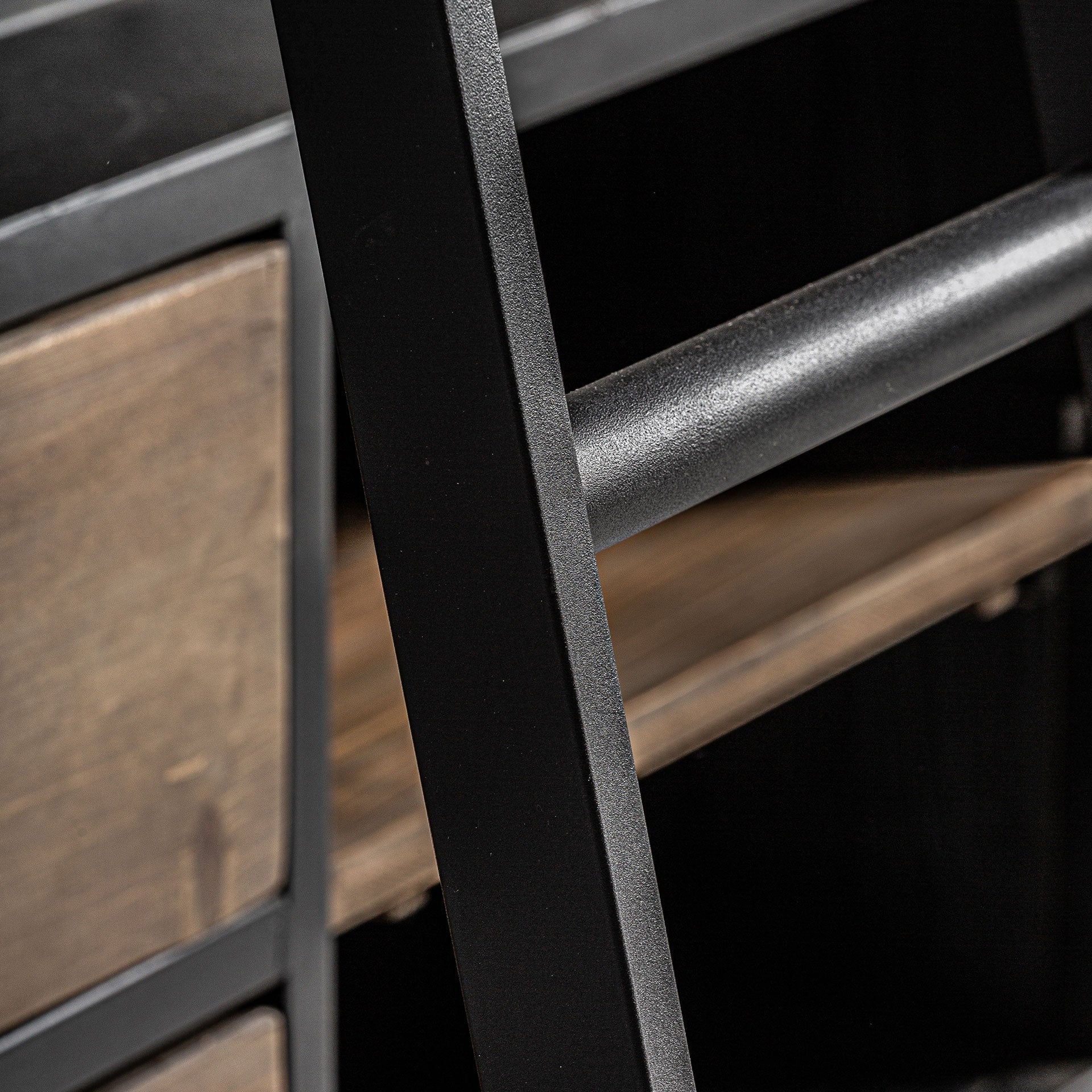 Regal IVALO aus recyceltem Kiefernholz mit metallischer Oberfläche