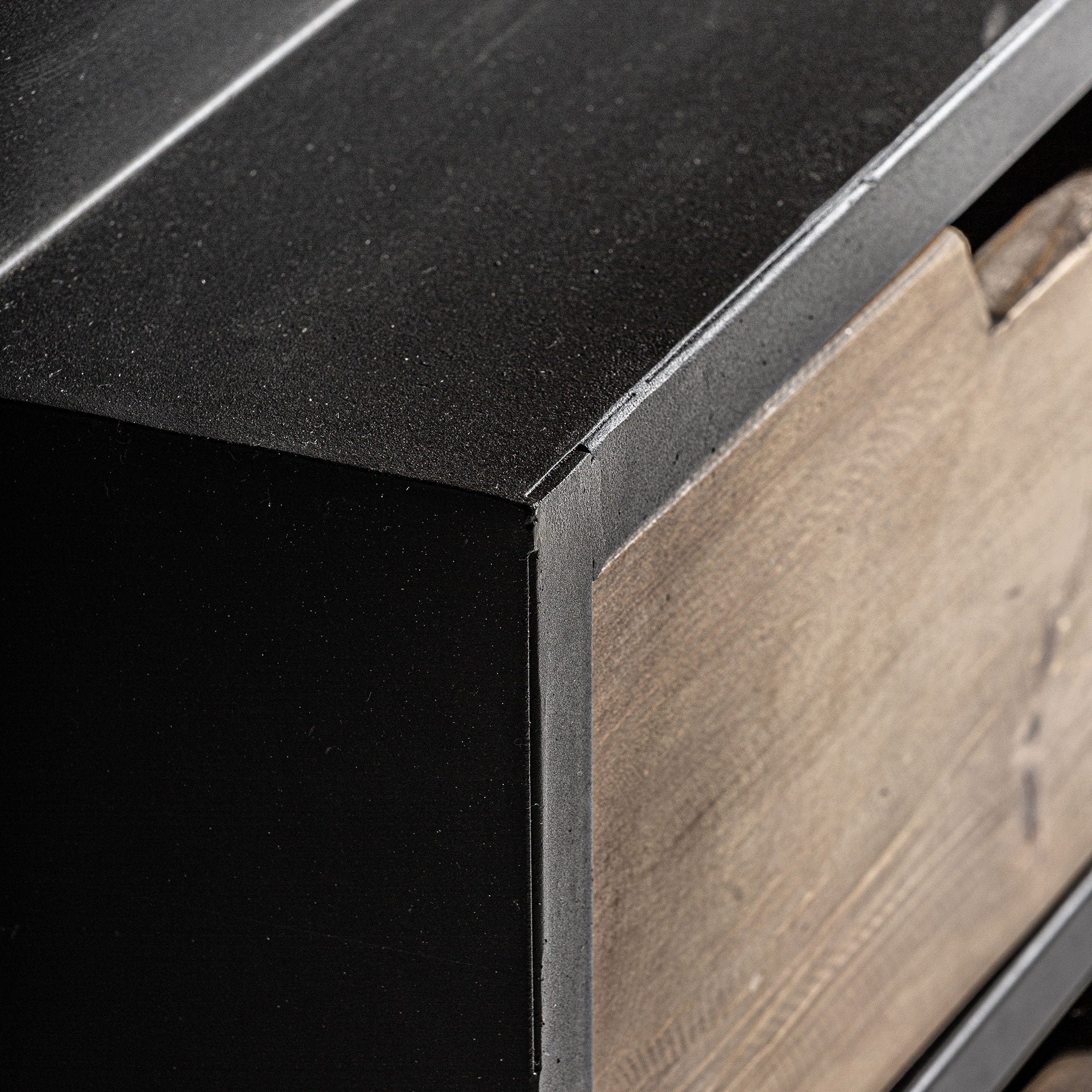 Regal IVALO aus recyceltem Kiefernholz mit metallischer Oberfläche