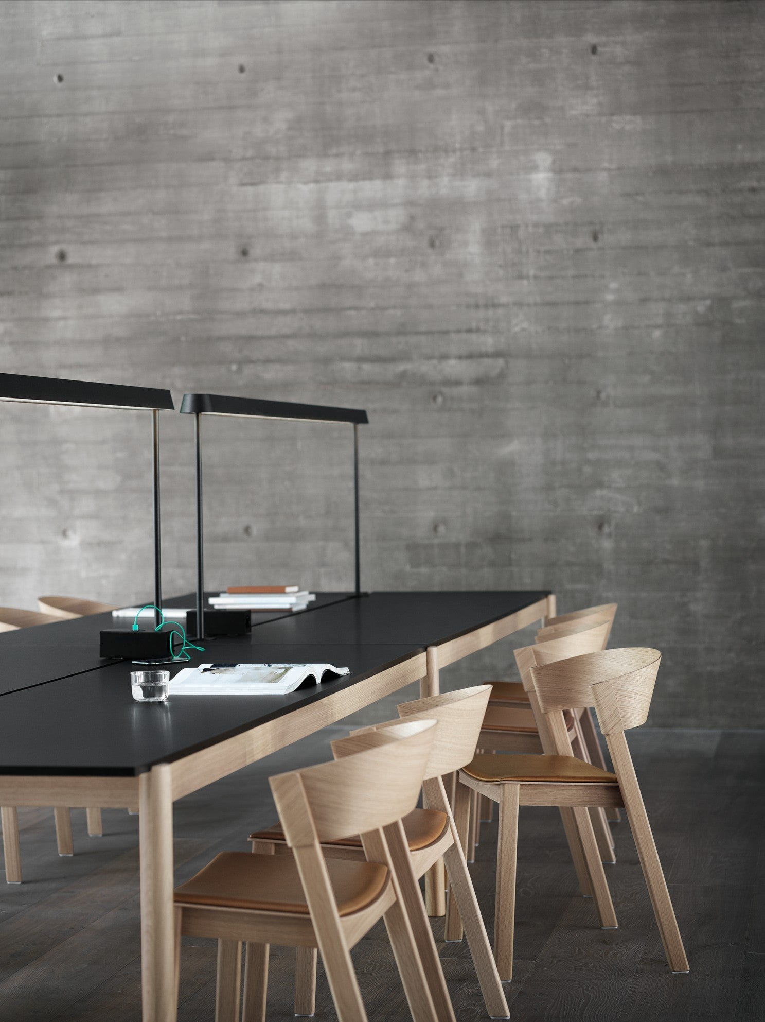 LINEAR SYSTEM Office Desk - CONFIGURATION 2 black nanolaminate with oak base