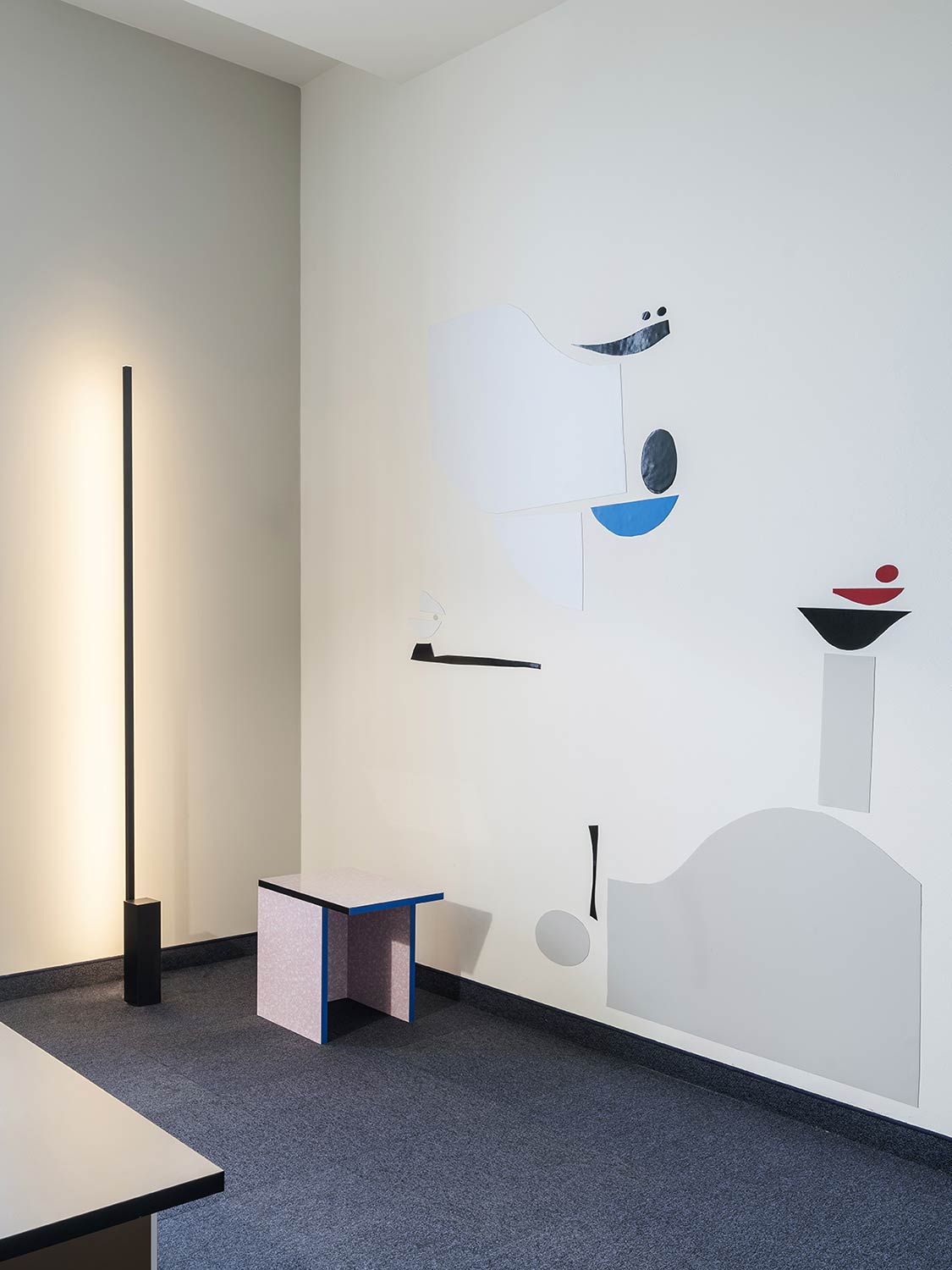 Liniencapes schwarze Stehlampe