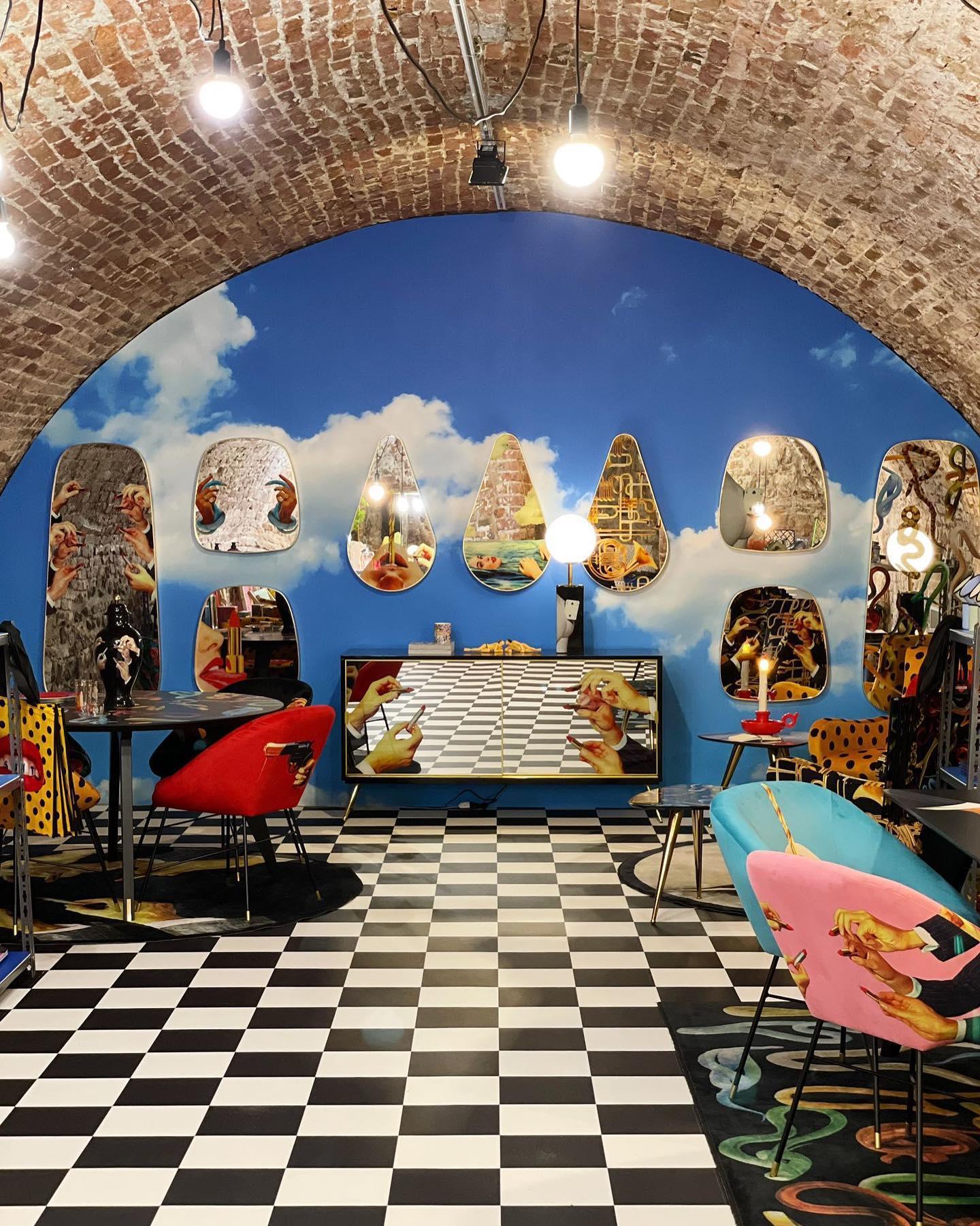 Lustro dekoracyjne HANDS WITH SNAKES w złotej ramie Seletti Eye on Design