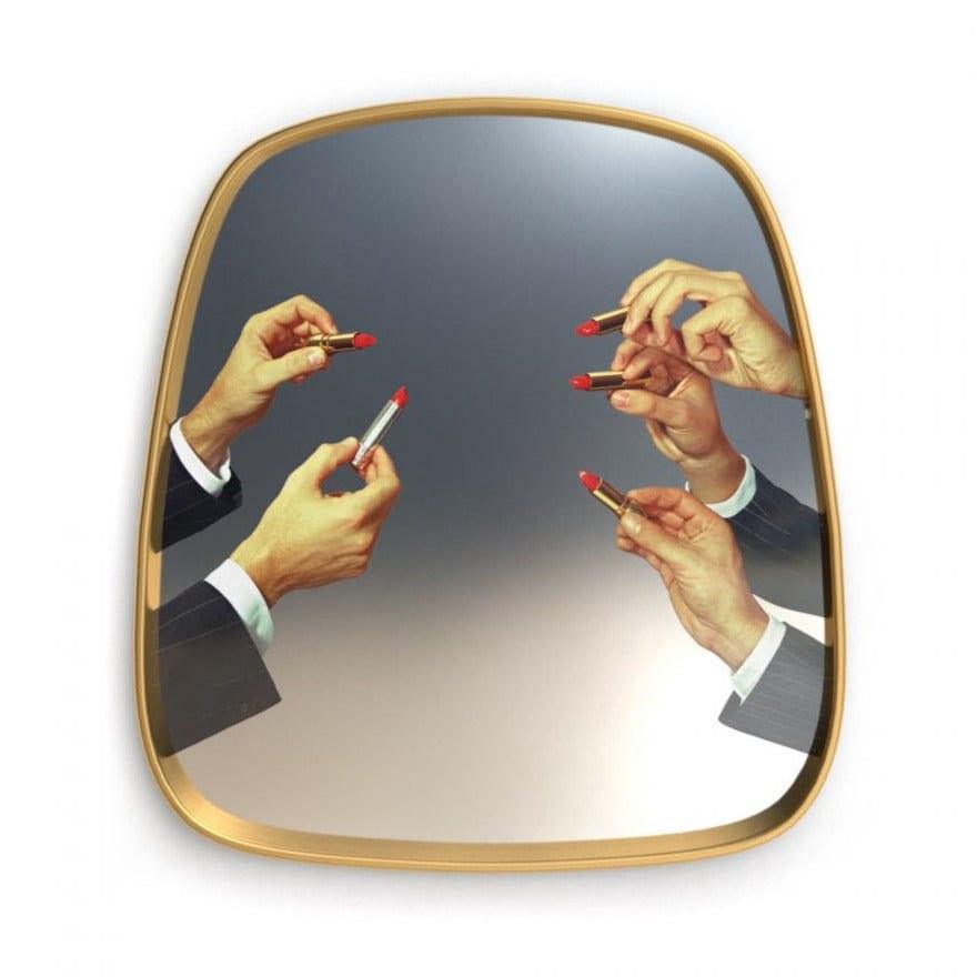 Lustro dekoracyjne LIPSTICKS w złotej ramie Seletti Eye on Design