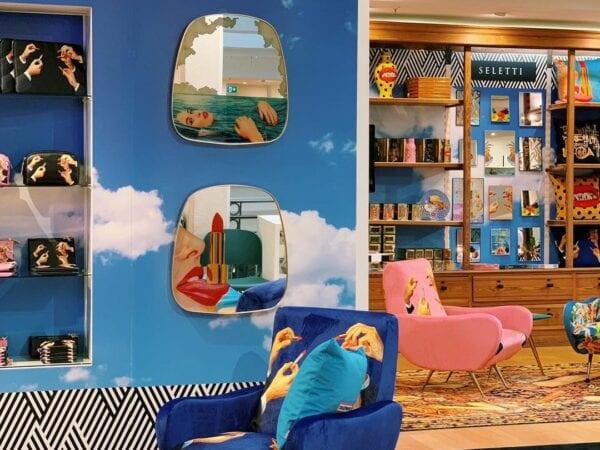 Lustro w kształcie łezki LIPSTICKS w złotej ramie Seletti Eye on Design