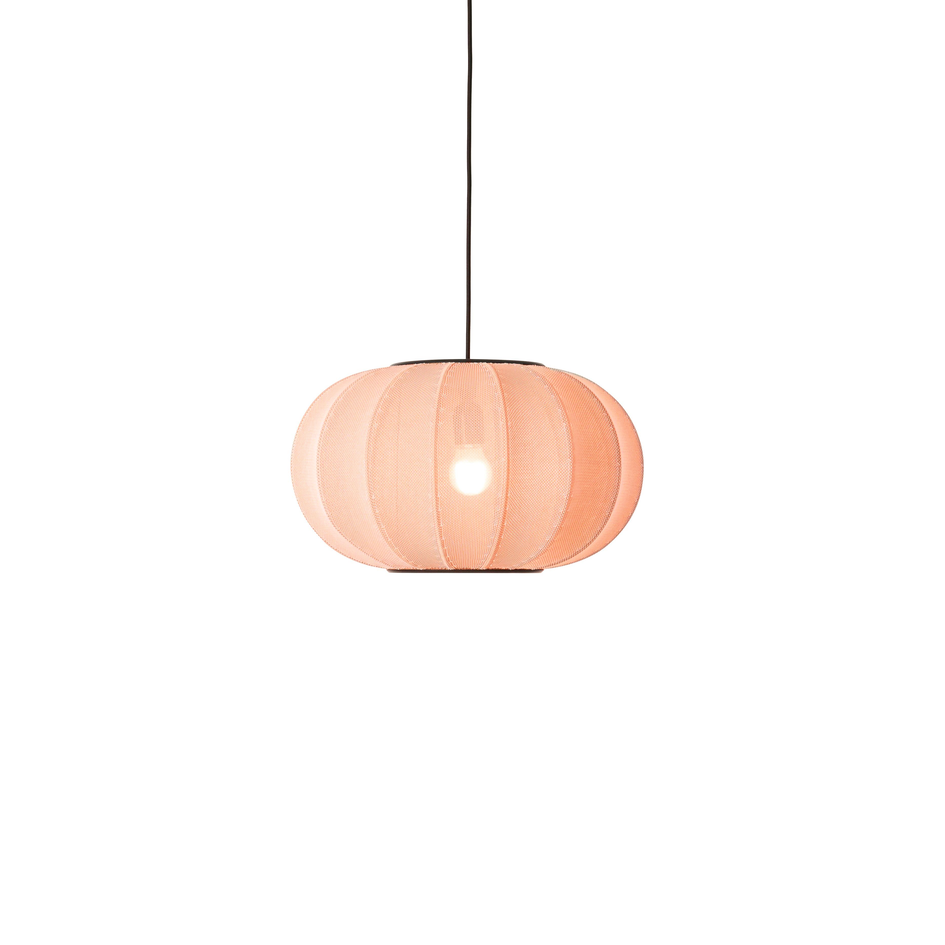 Ovale Korallenhängelampe mit Strickwit.