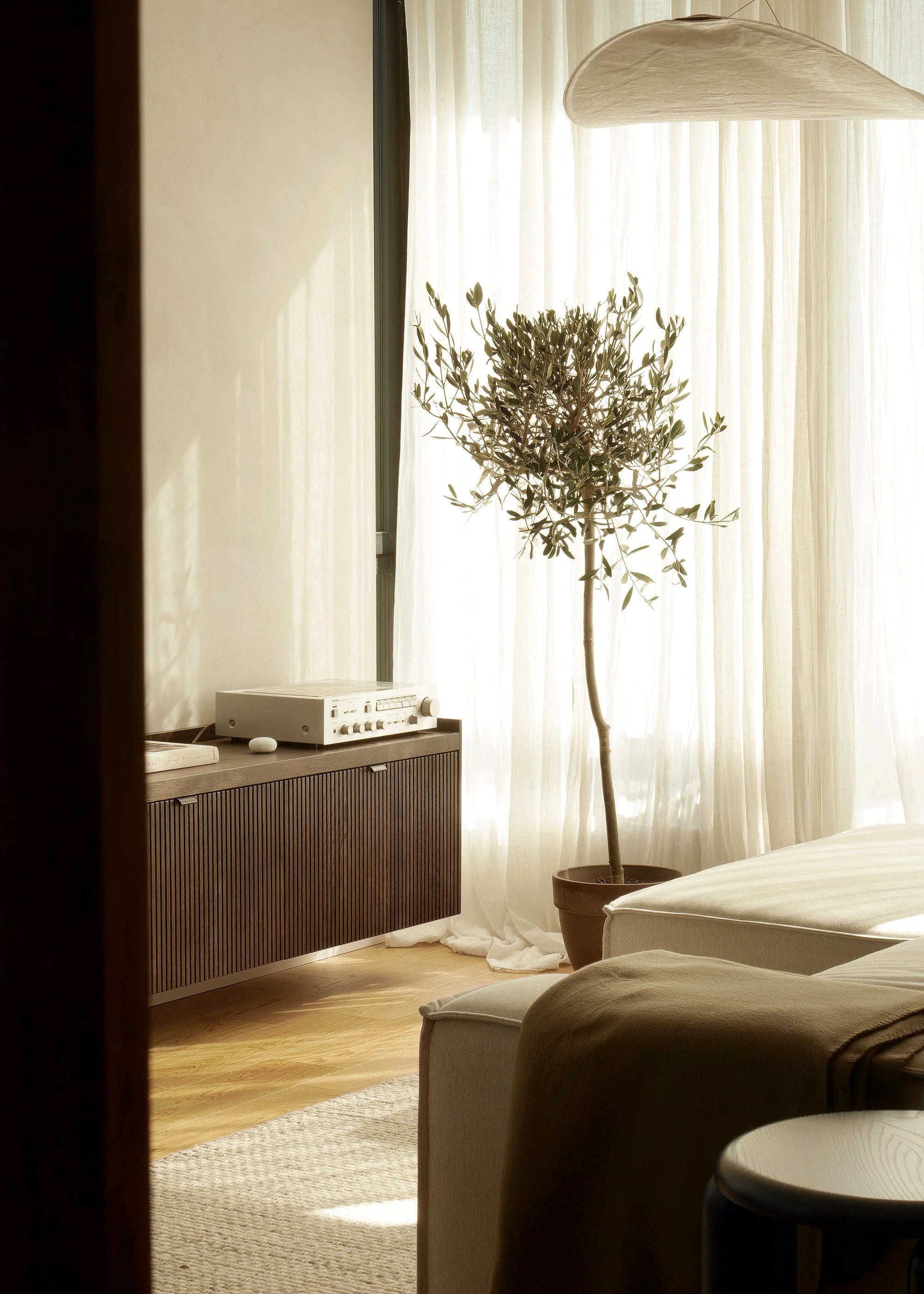 MEDA wall-mounted RTV cabinet in oak wood