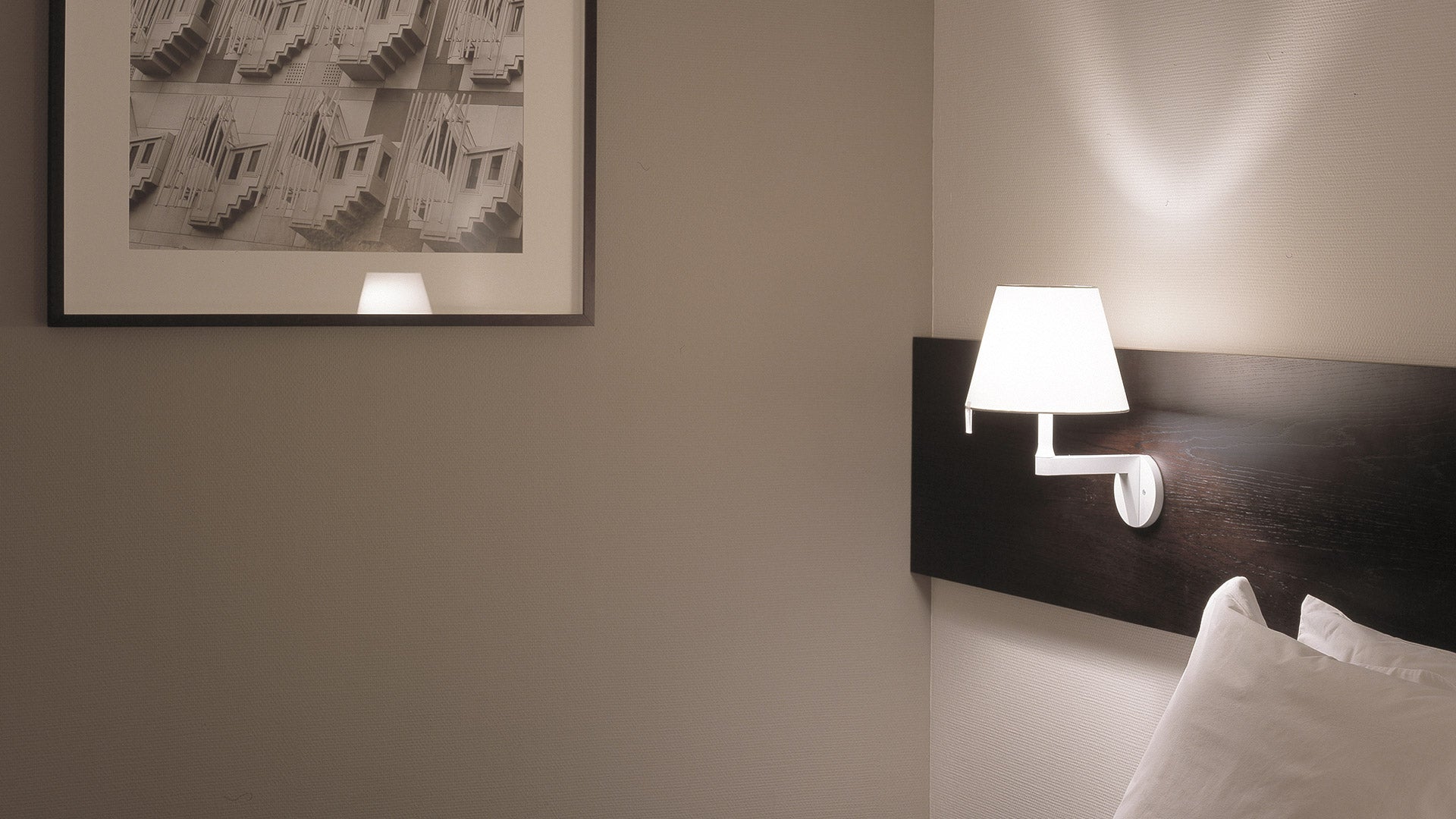 MELAMPO Wall Lamp with Brown Base