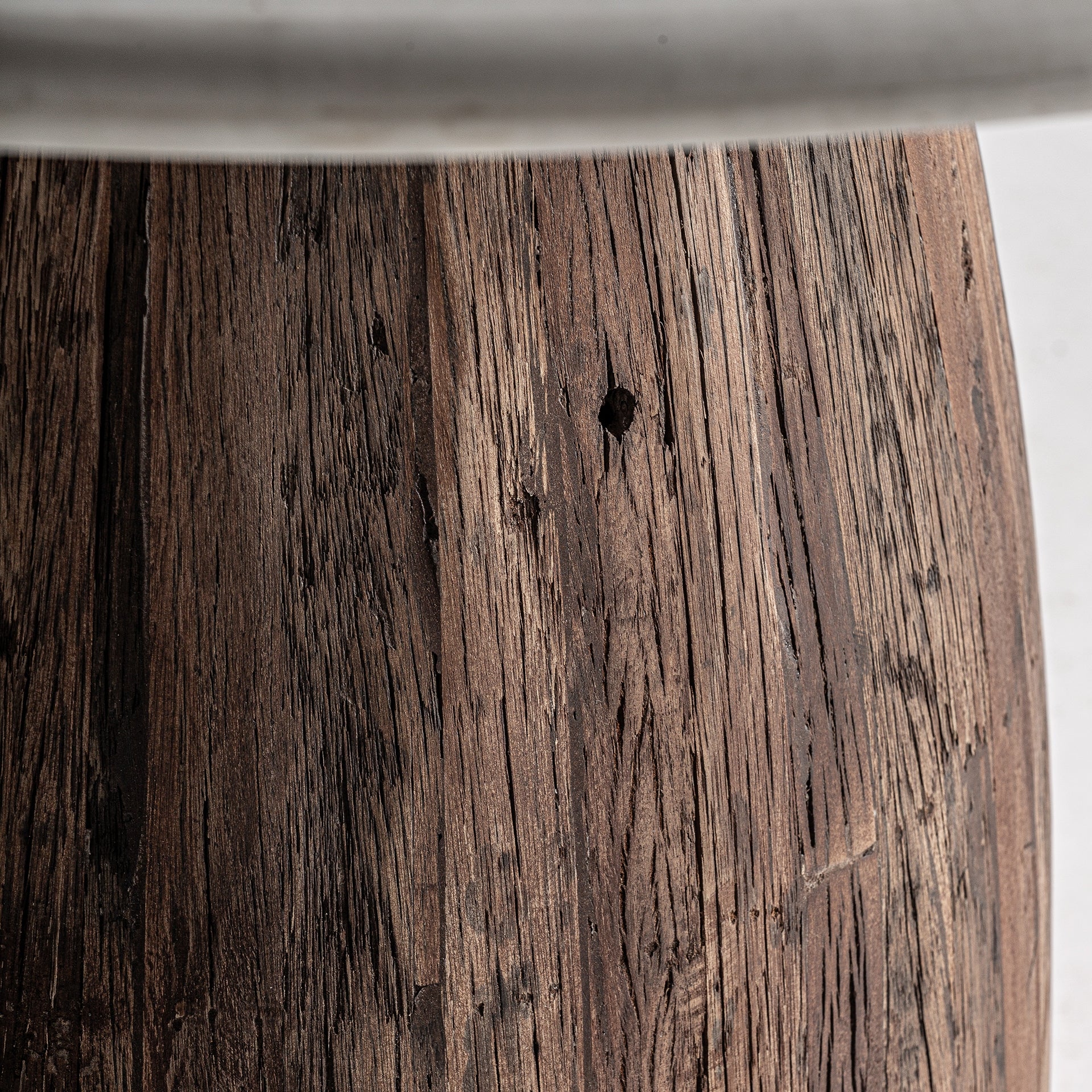 Beistelltisch SKORUP aus recyceltem Holz mit Marmorplatte