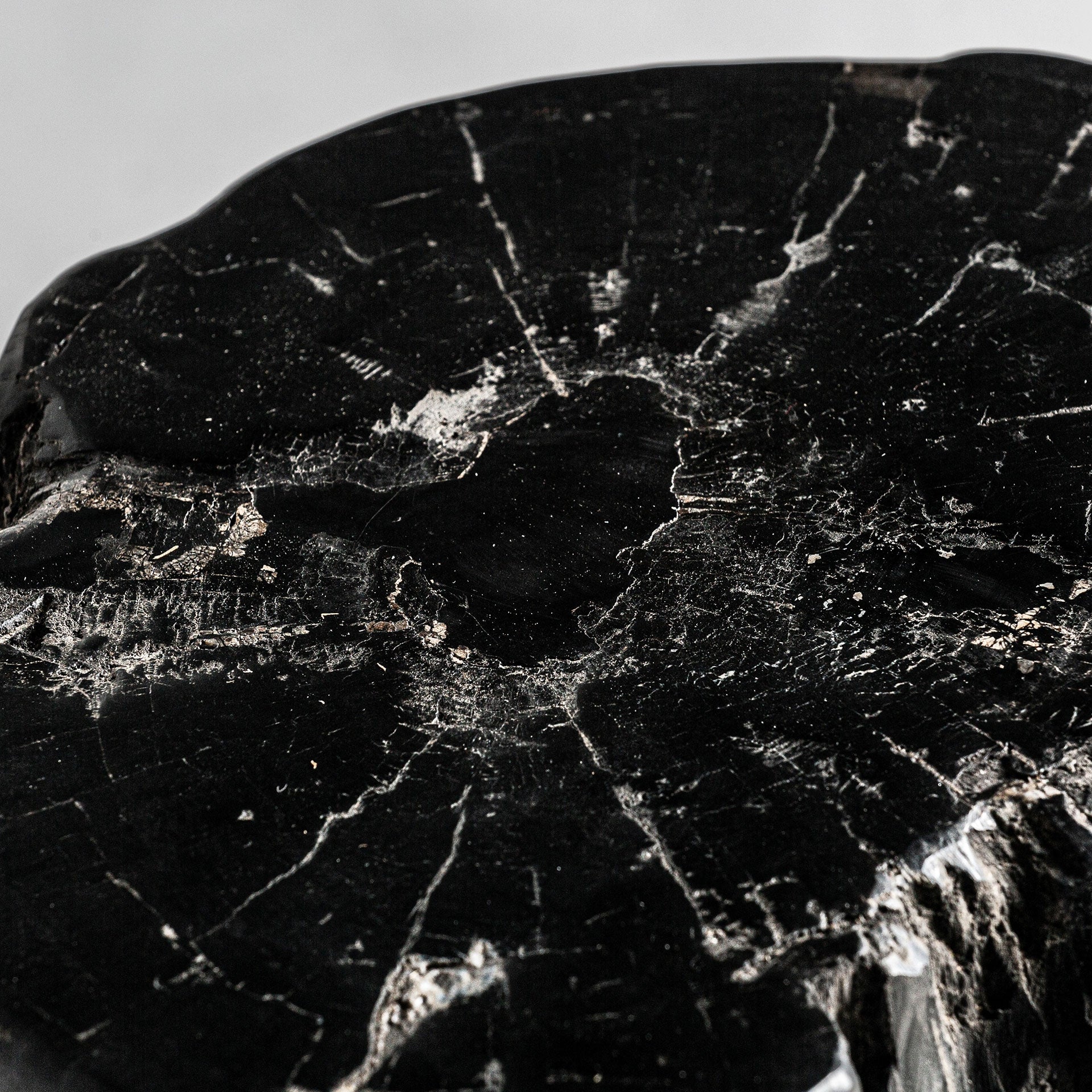 Beistelltisch TELTI schwarzes, versteinertes Holz