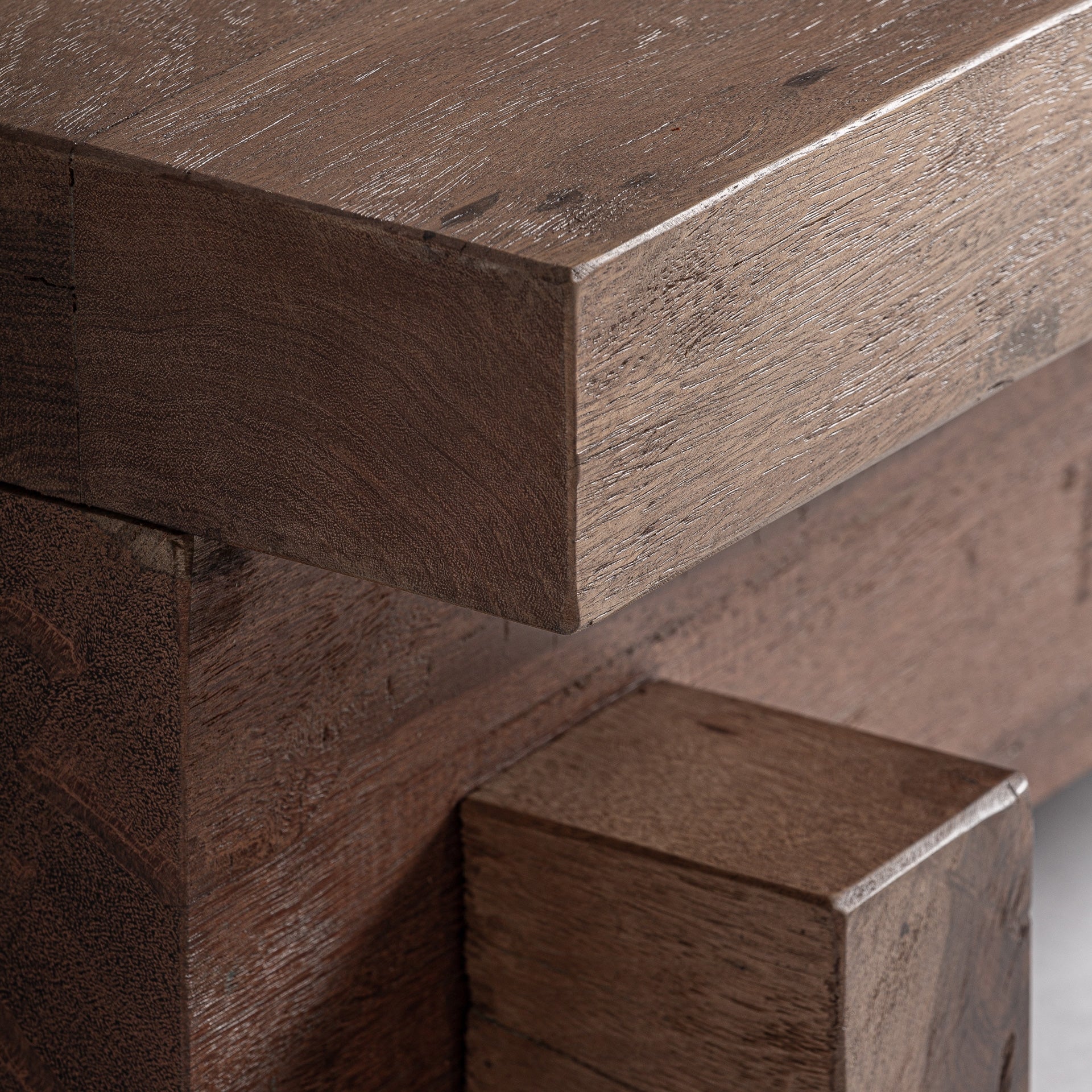 Kaffeetisch BRUTALIST aus recyceltem Holz