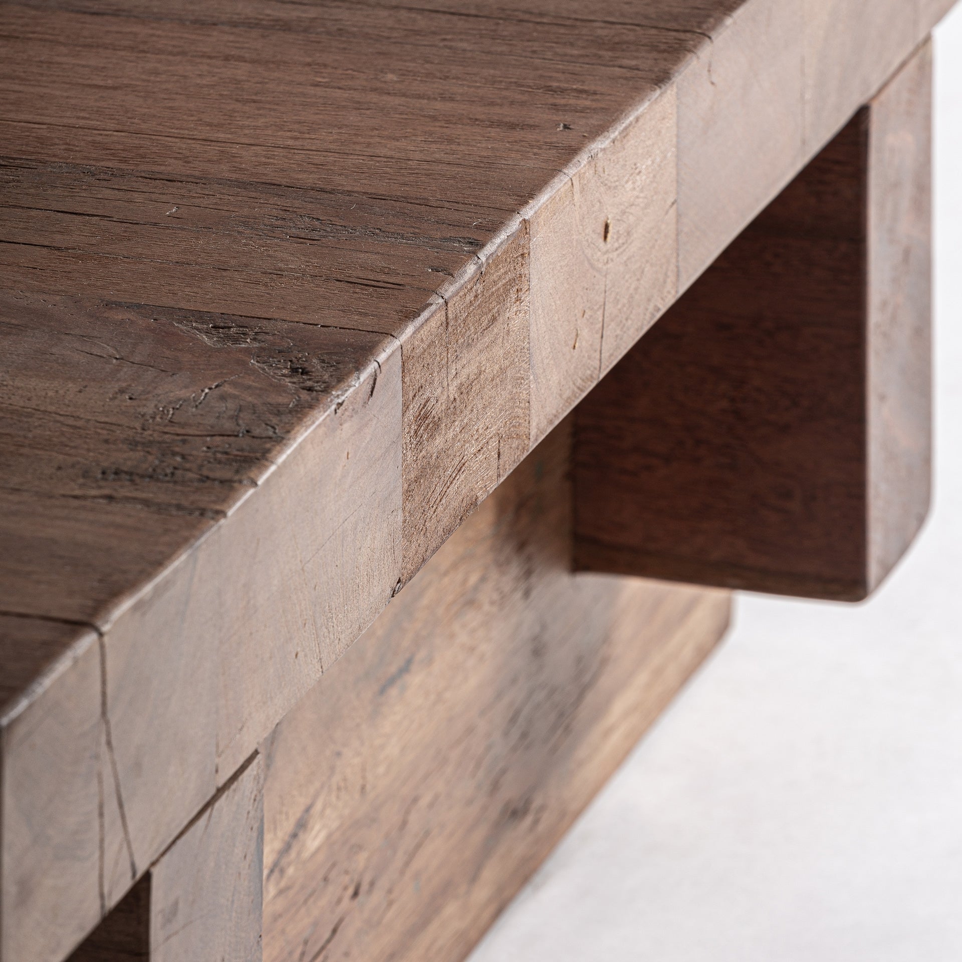 Kaffeetisch BRUTALIST aus recyceltem Holz