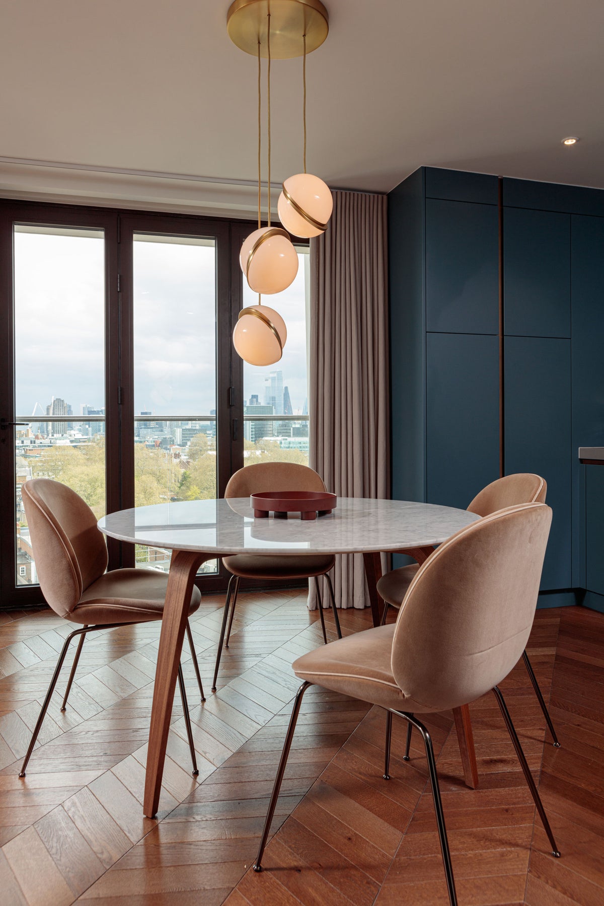 Deckenlampe CRESCENT mit opalisiertem Schirm und Messingdetails