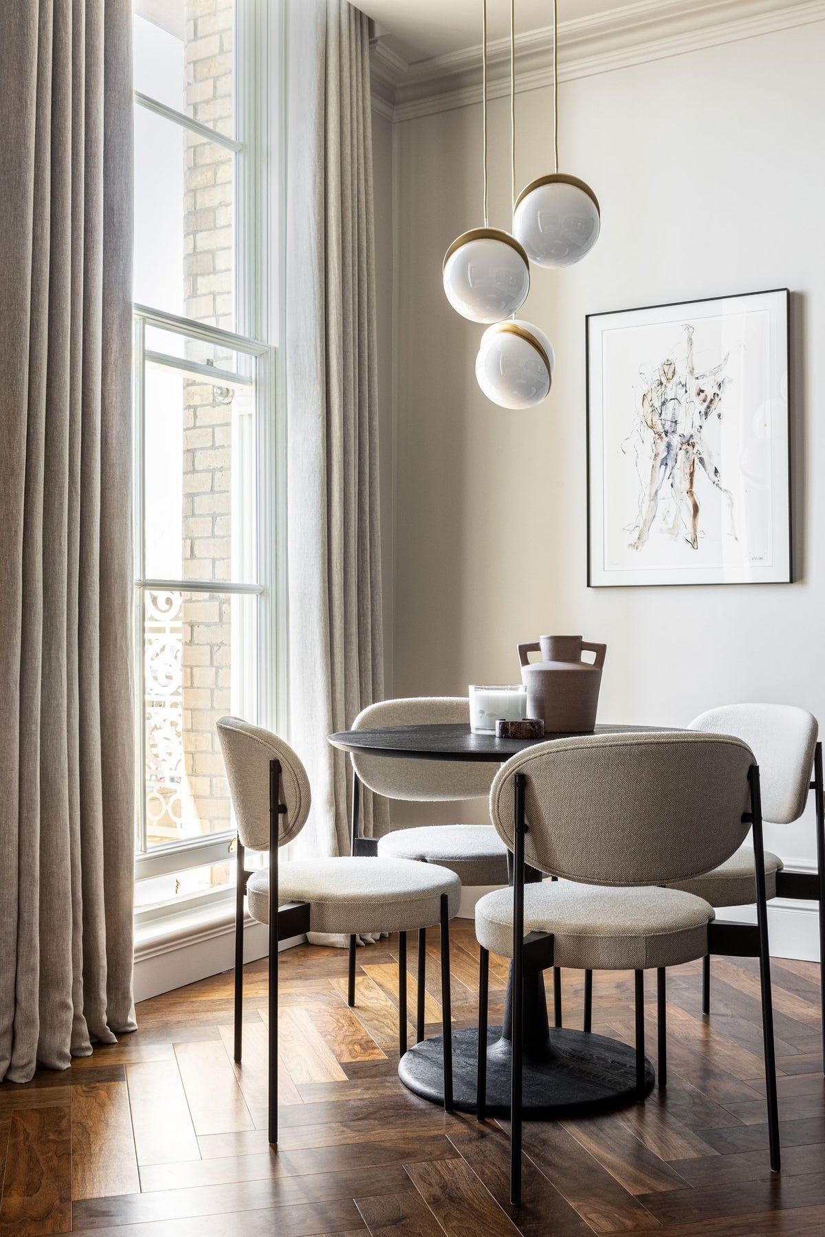 Deckenlampe CRESCENT mit opalisiertem Schirm und Messingdetails