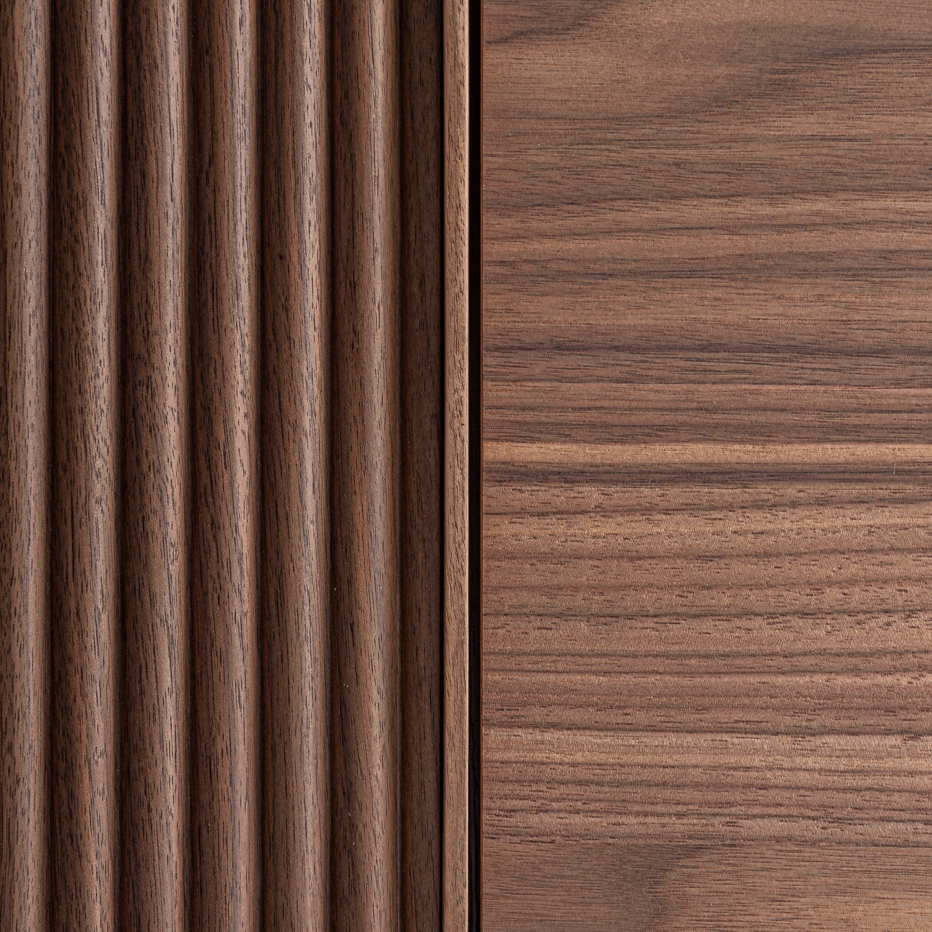 RTV-Sideboard AISBY aus Eschenholz mit Glasplatte