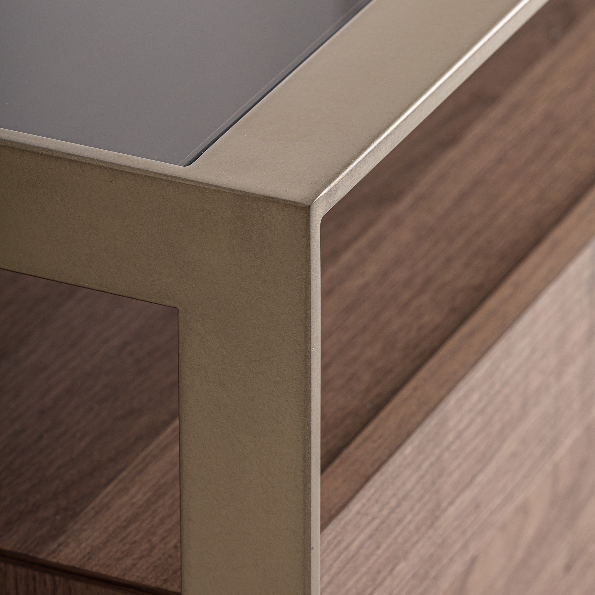 RTV-Sideboard AISBY aus Eschenholz mit Glasplatte