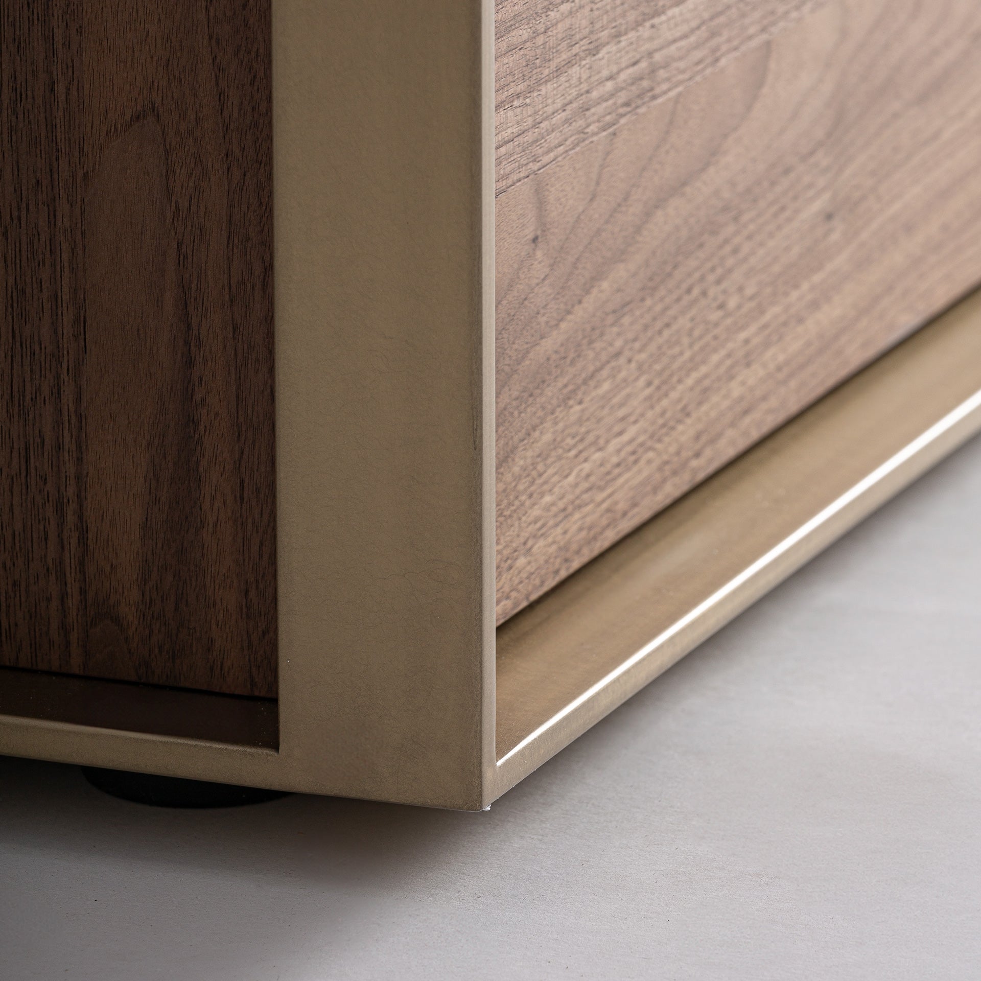 RTV-Sideboard AISBY aus Eschenholz mit Glasplatte