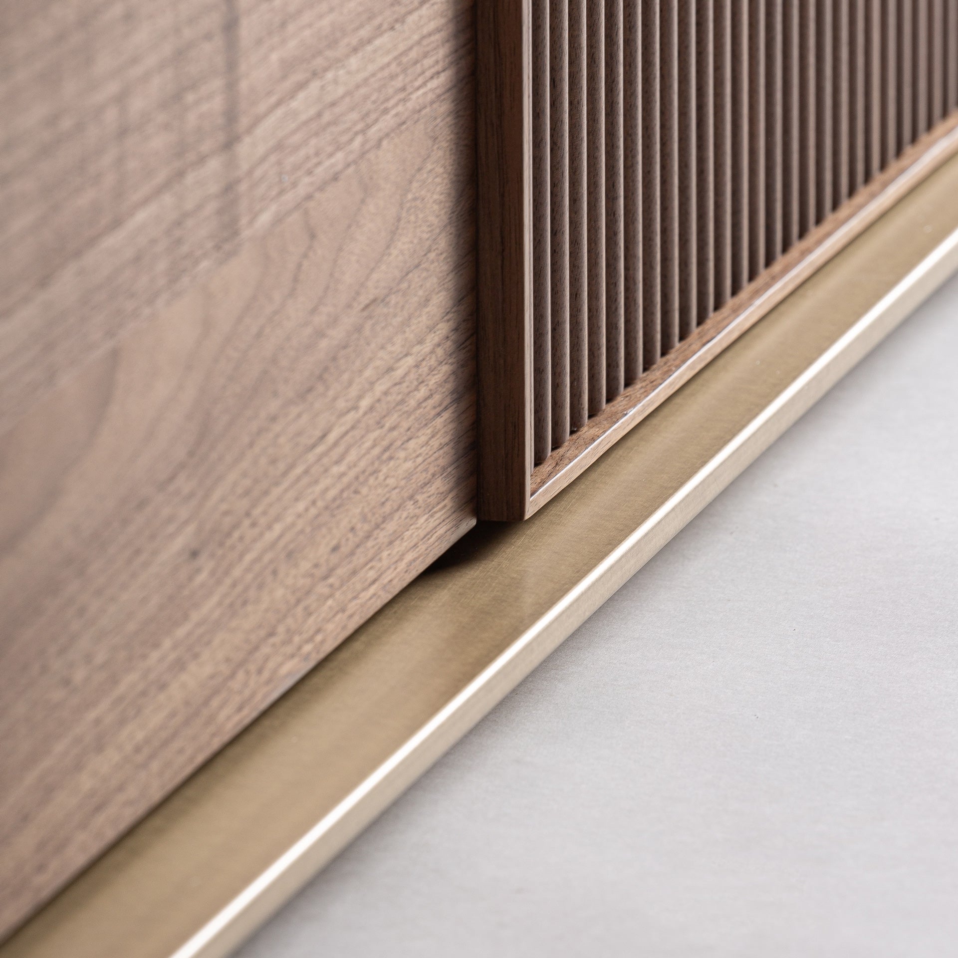 RTV-Sideboard AISBY aus Eschenholz mit Glasplatte