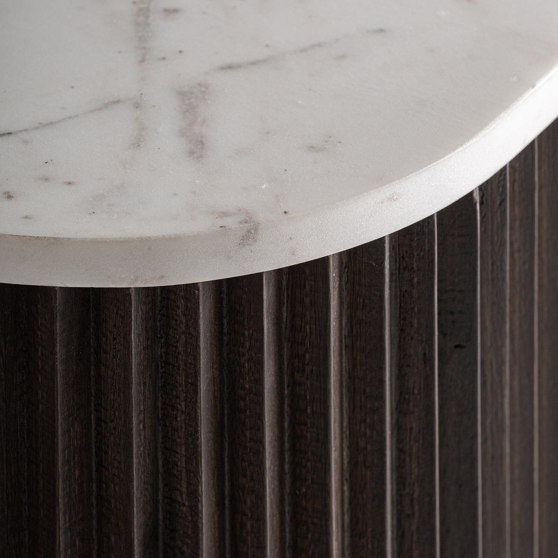 RTV-Sideboard CENVES aus Mangoholz mit Marmorplatte