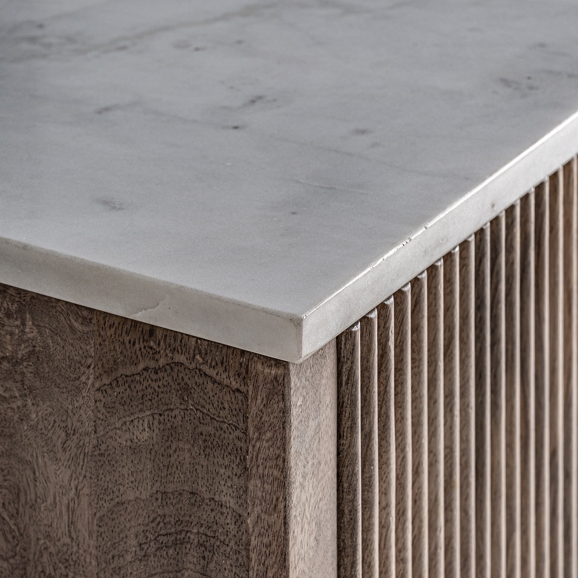 RTV-Sideboard ZERF aus Mangoholz mit Marmorplatte