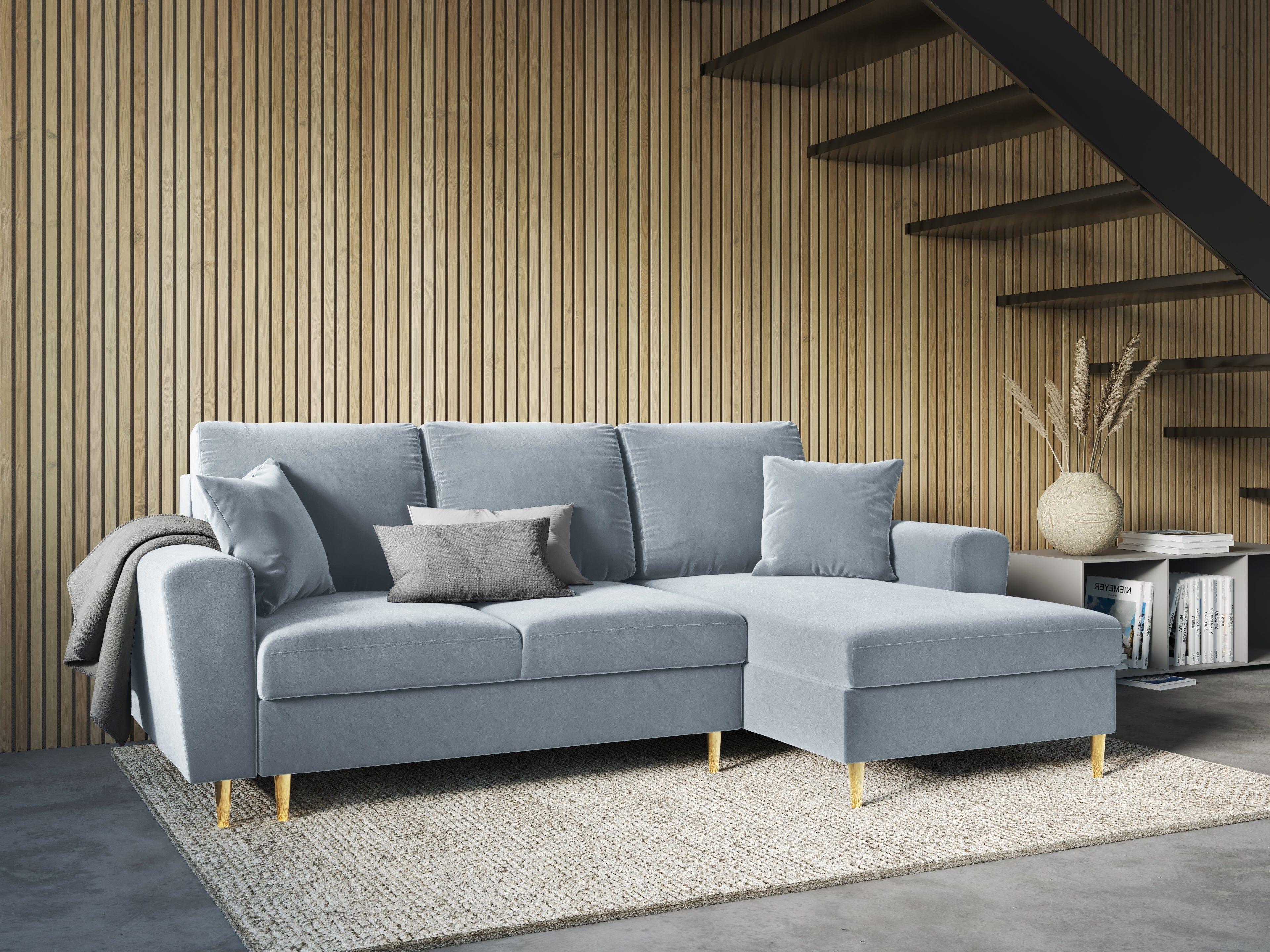 Narożnik prawostronny aksamitny z funkcją spania KYOTO jasnoniebieski ze złotą podstawą Cosmopolitan Design Eye on Design