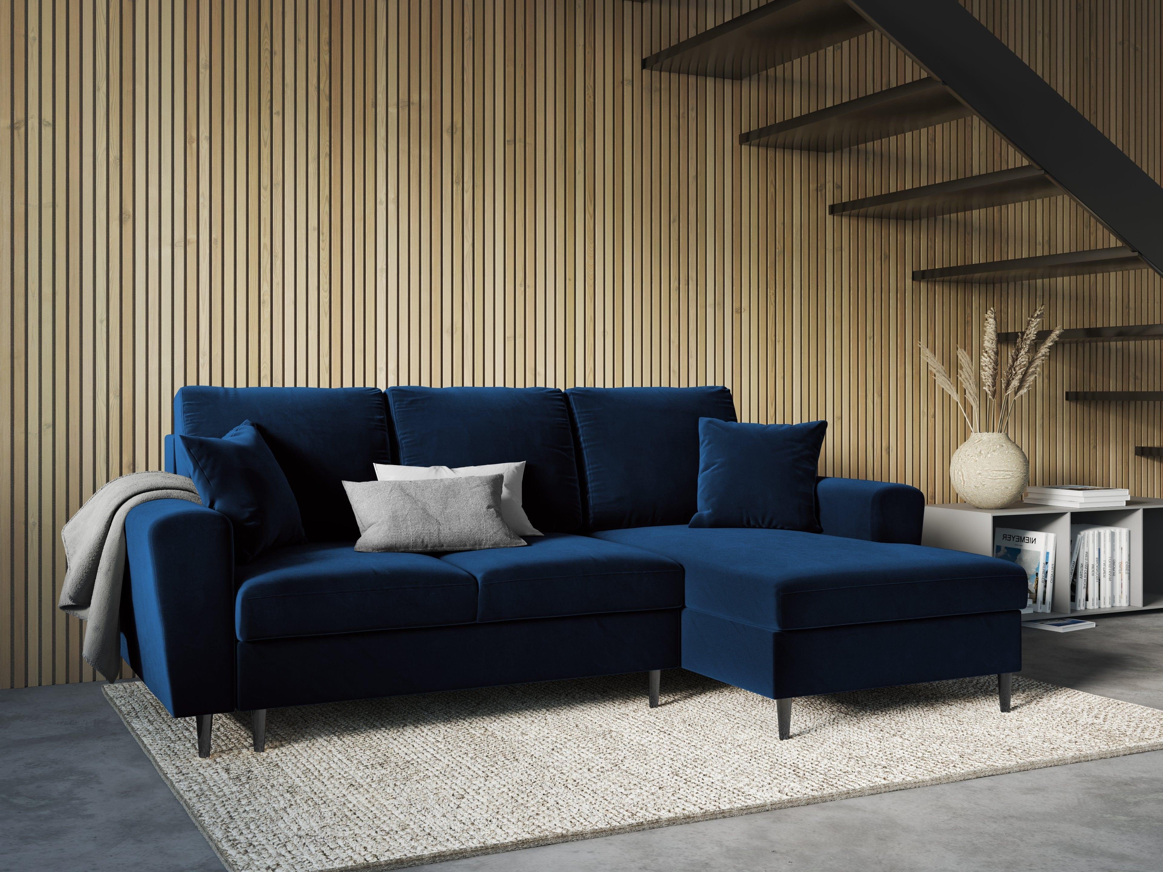 Narożnik prawostronny aksamitny z funkcją spania KYOTO niebieski z czarną podstawą Cosmopolitan Design Eye on Design