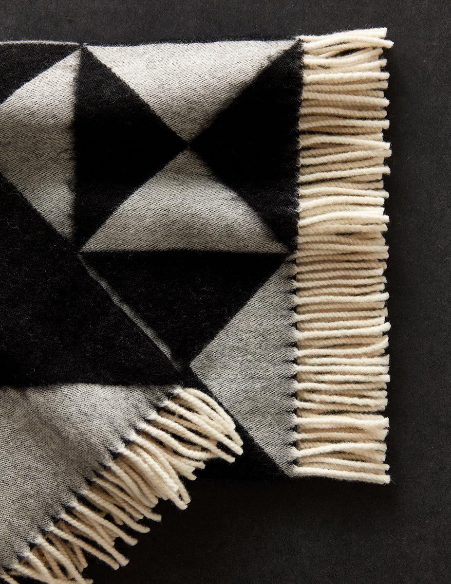 Narzuta MIRROR THROW czarny Verpan Eye on Design