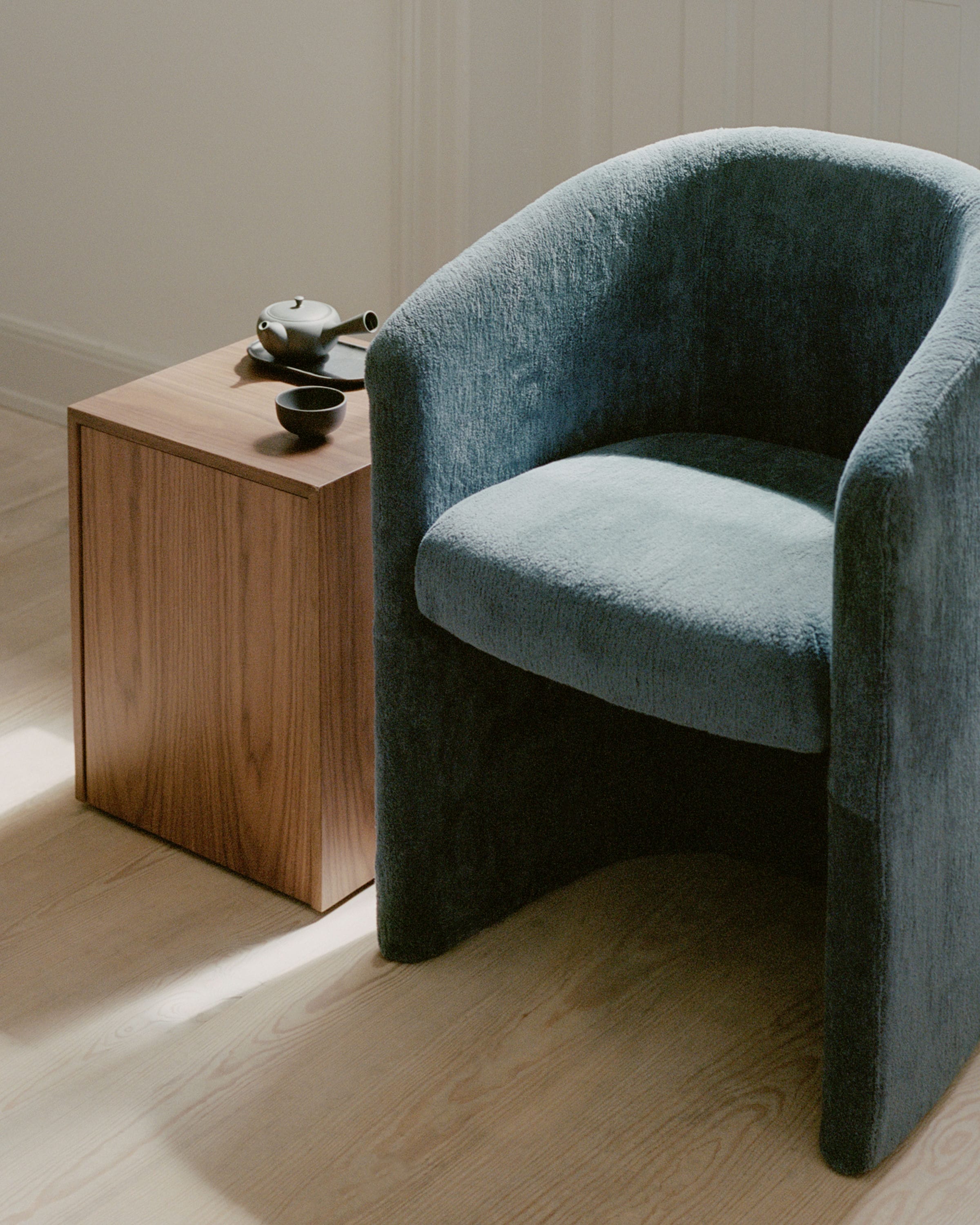 Side table with Mass Walnum Veneer drawer