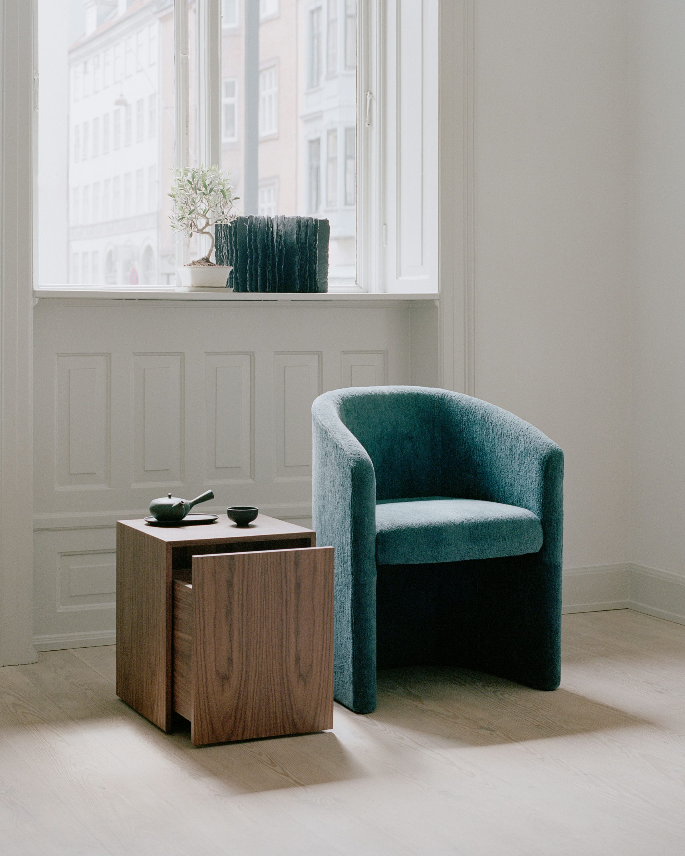 Side table with Mass Walnum Veneer drawer