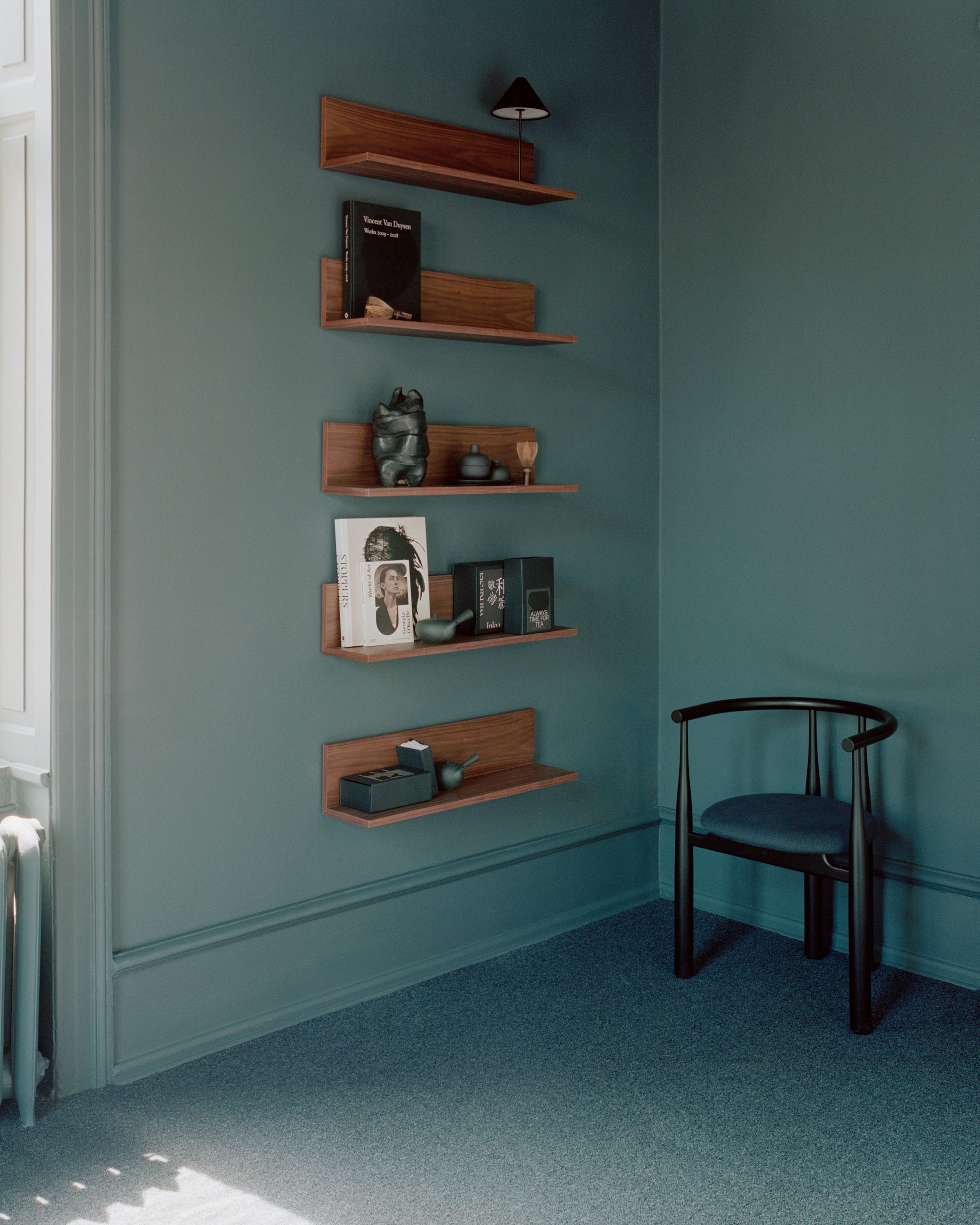 Tana -Wandregal schwarzer Eichenfurnier