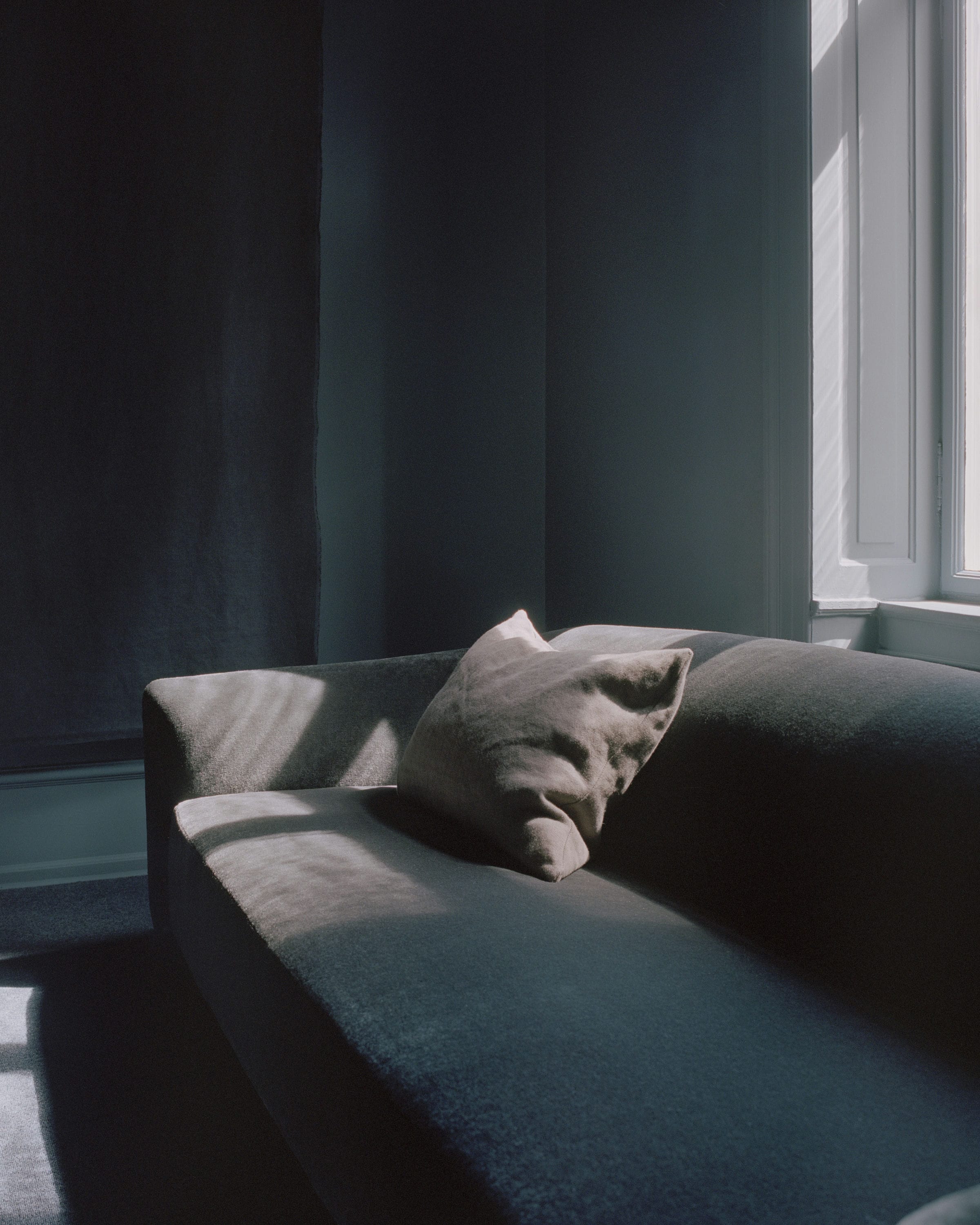 Sofa 3-osobowa SHORE PLINTH tapicerowany – New Works