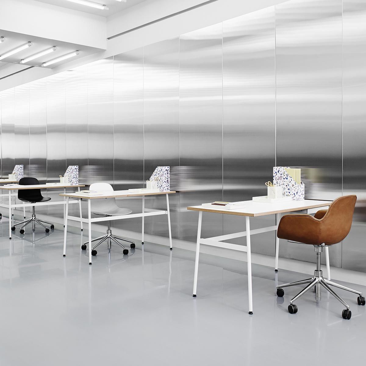 Bürostuhl mit 4W -Creme -Armlehnen mit einer Aluminiumbasis