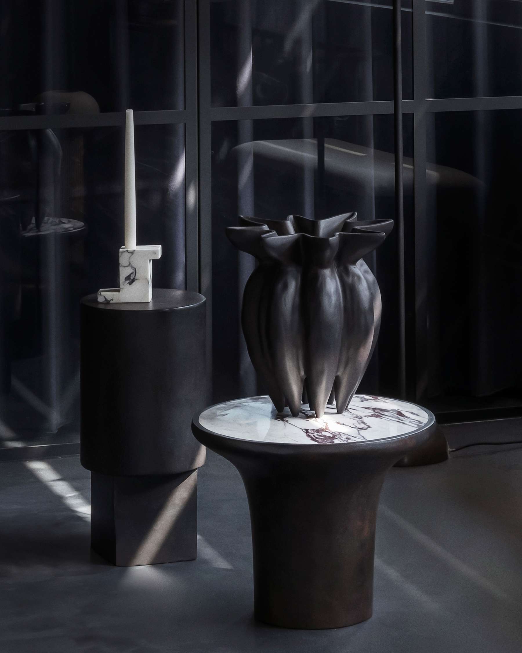 TRUMPET coffee table in concrete with marble