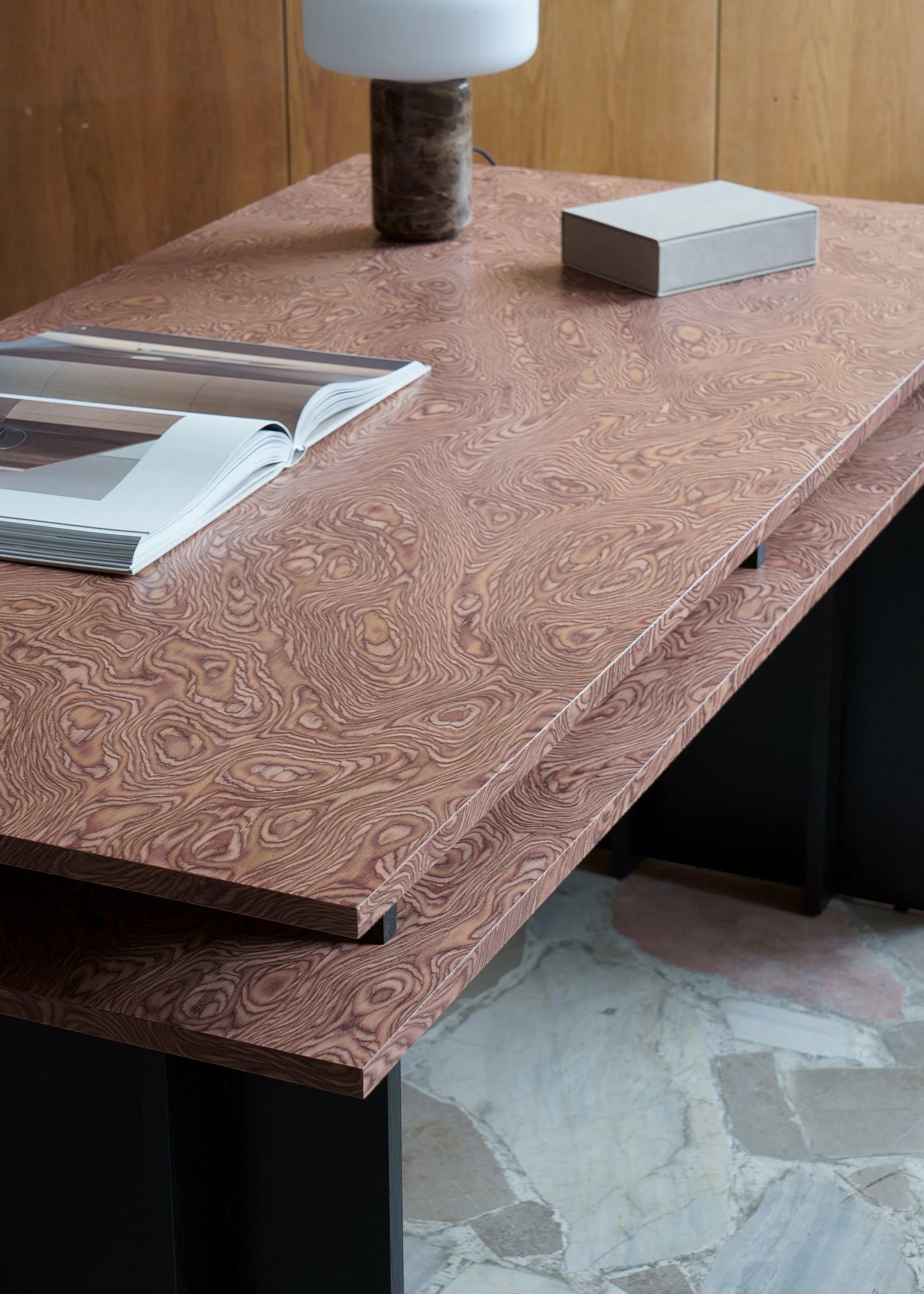 Biurko PIATO mit furnierter Platte und schwarzem Gestell