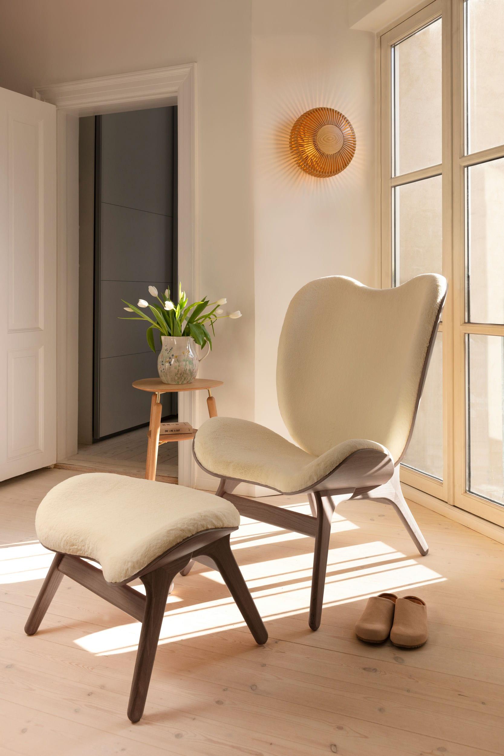 Podnóżek CONVERSATION PIECE kremowy plusz z ciemno dębową podstawą UMAGE Eye on Design